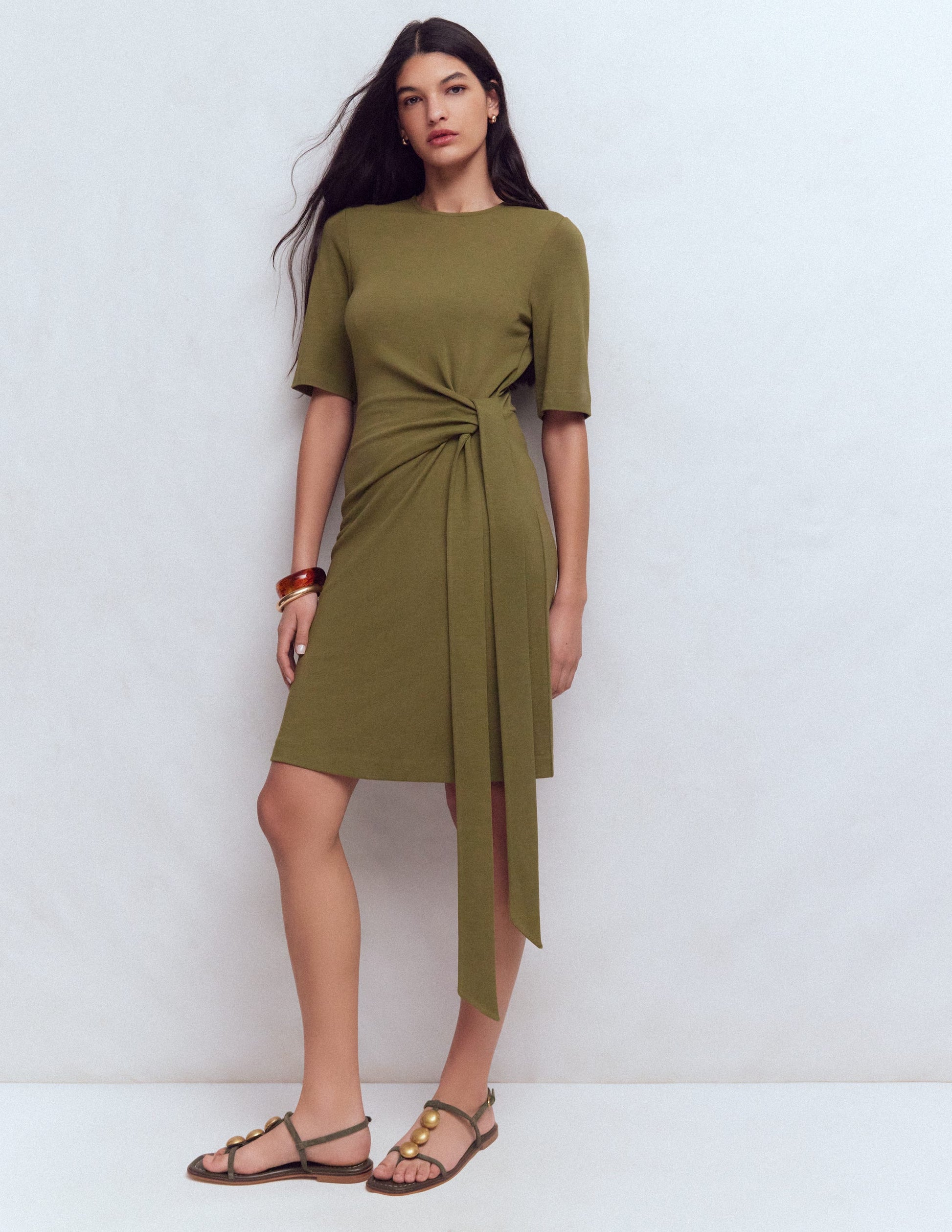 Zinnia Kurzes Jerseykleid zum Binden-Olive-8