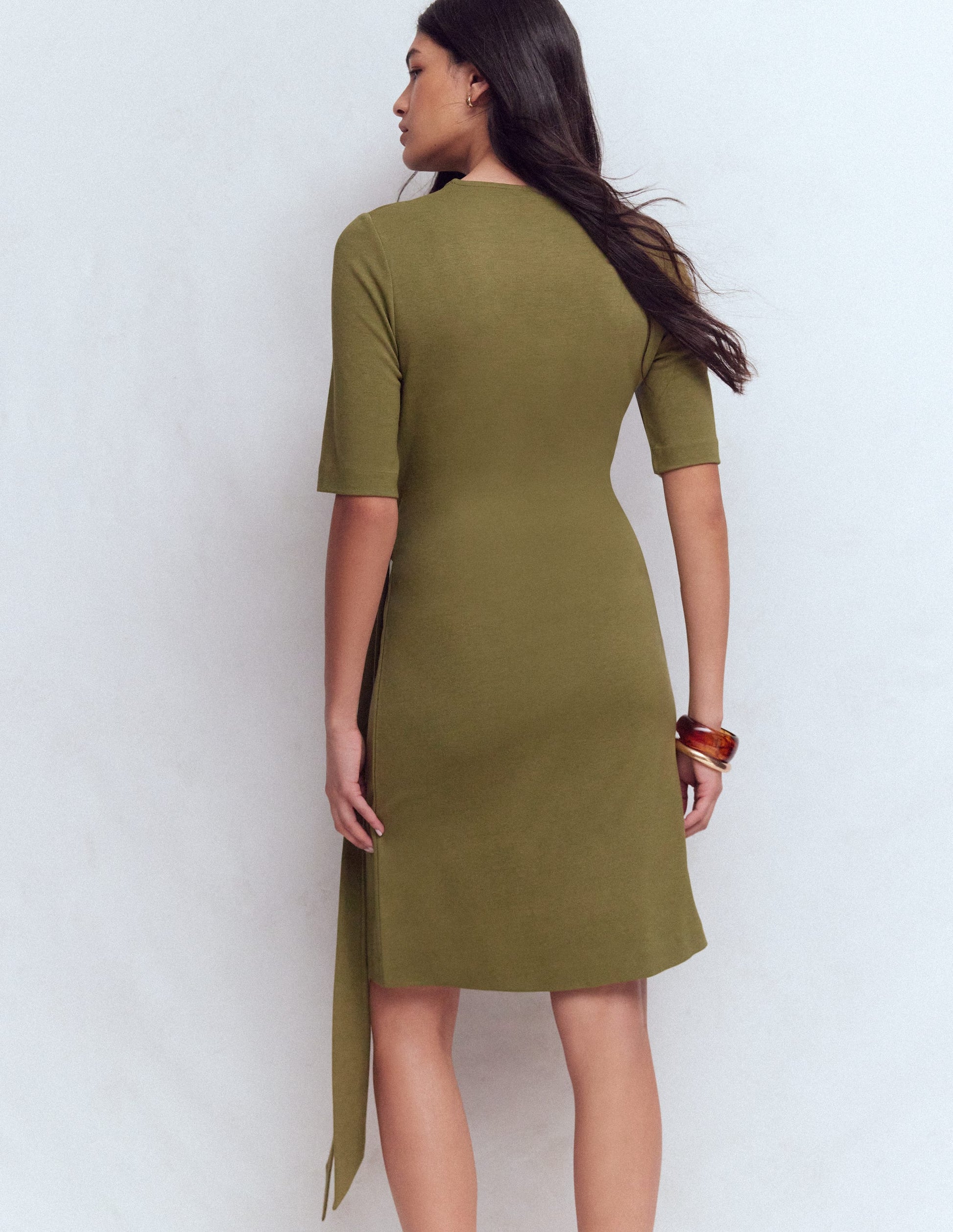 Zinnia Kurzes Jerseykleid zum Binden-Olive-9