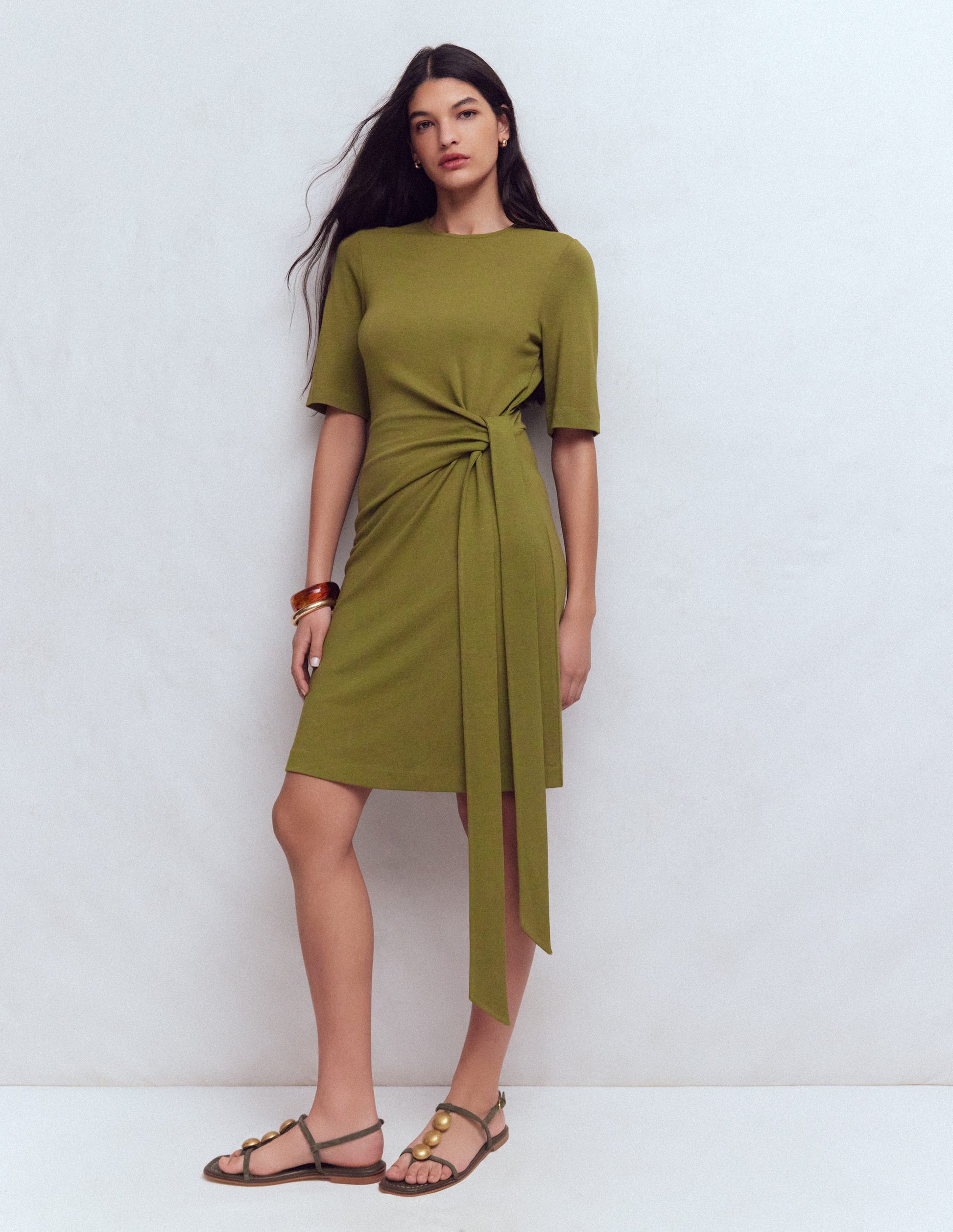 Zinnia Kurzes Jerseykleid zum Binden-Olive-1