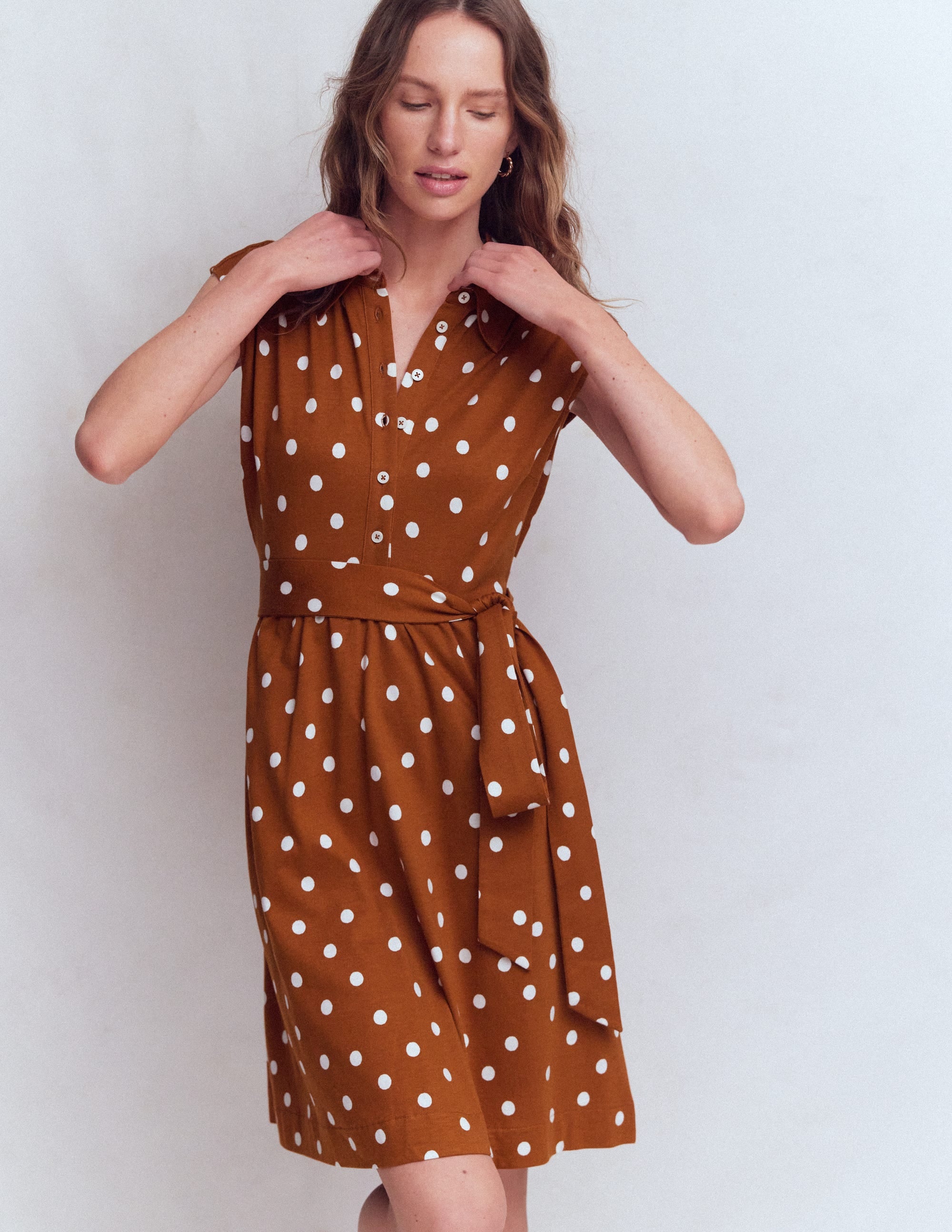 Robe-chemise courte Honor en jersey-Cognac, pois peints espacés - Image 4