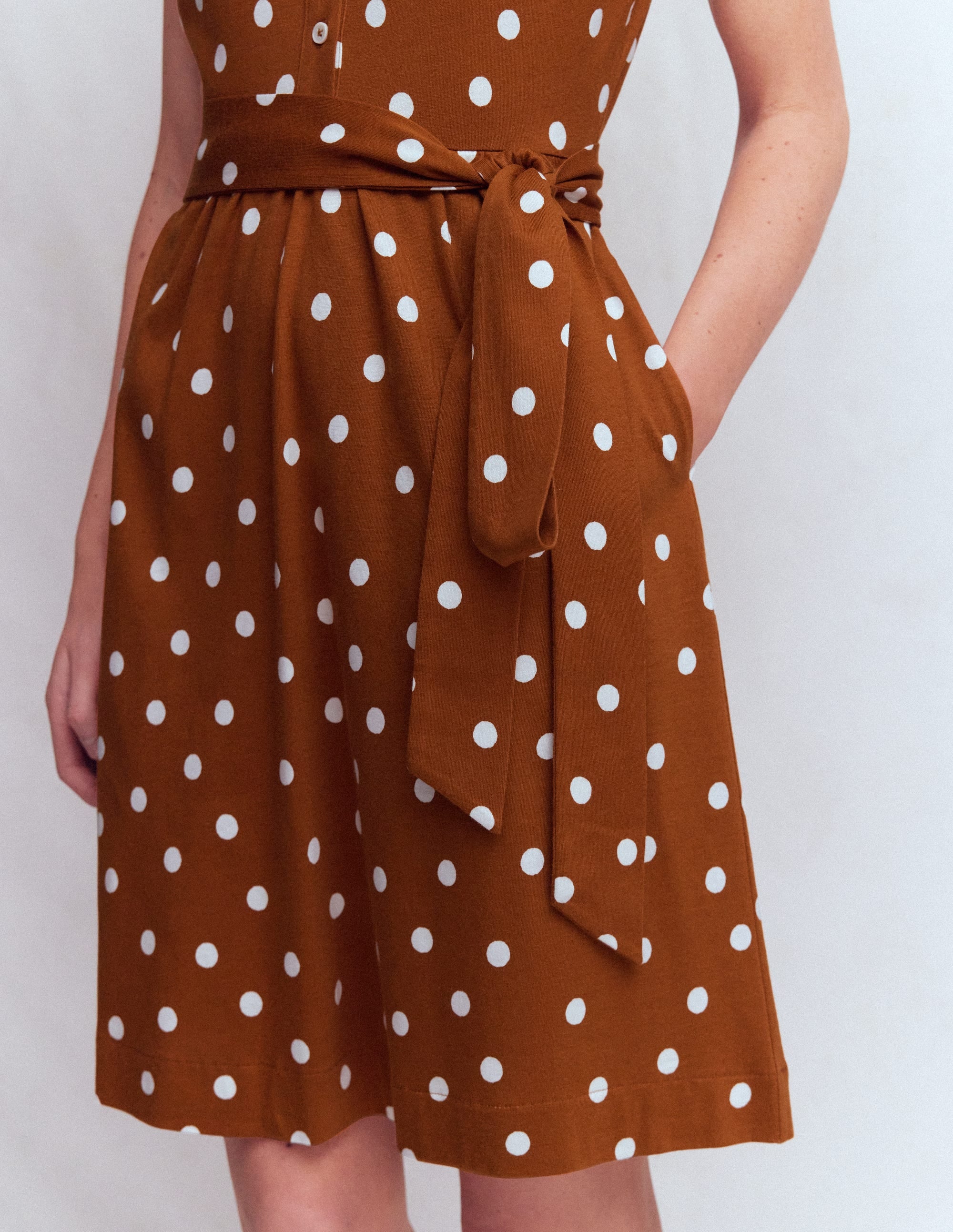 Robe-chemise courte Honor en jersey-Cognac, pois peints espacés - Image 5