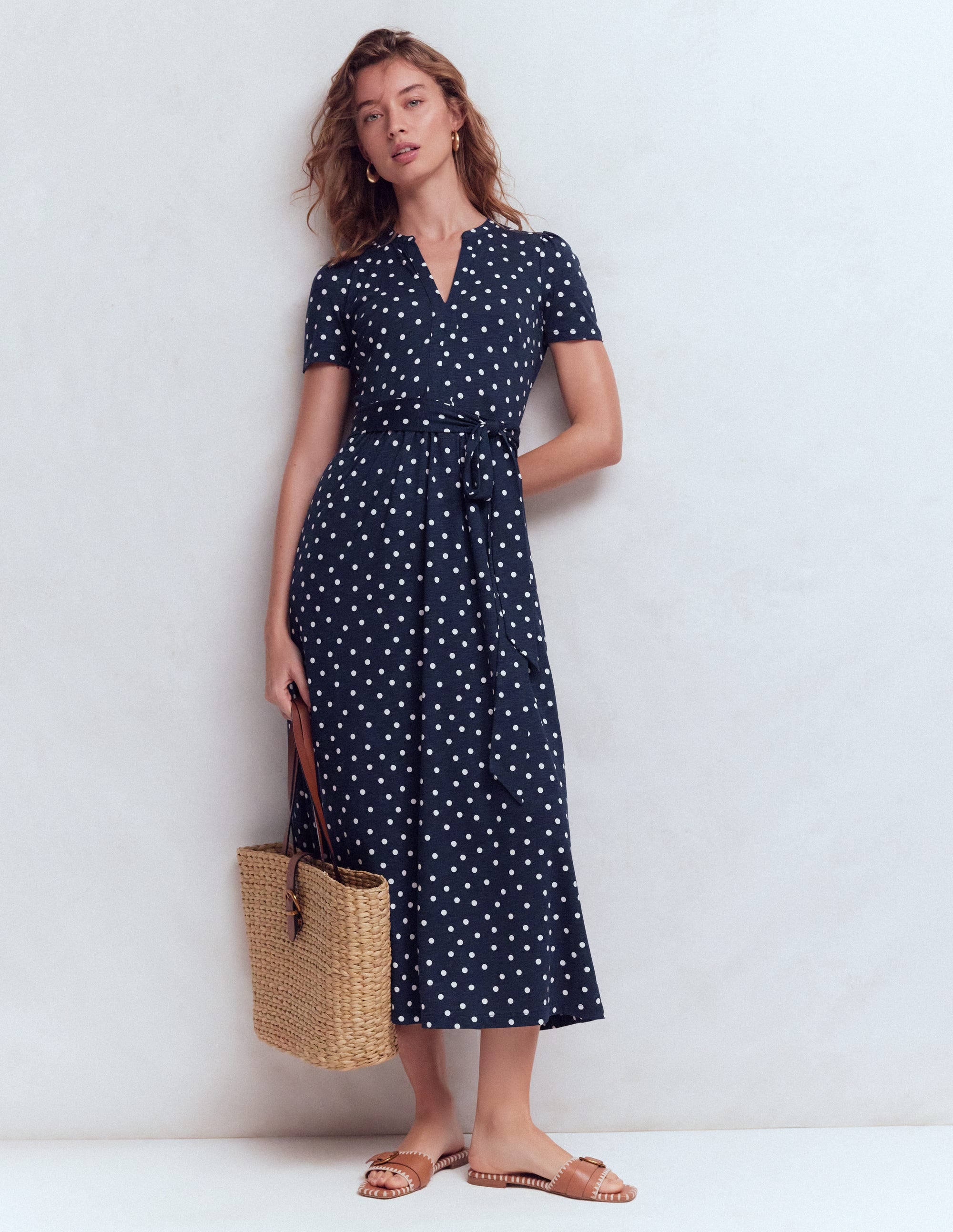 Naomi Jersey-Midikleid-Marineblau und Naturweiß, Gemalte Tupfen - Image 1