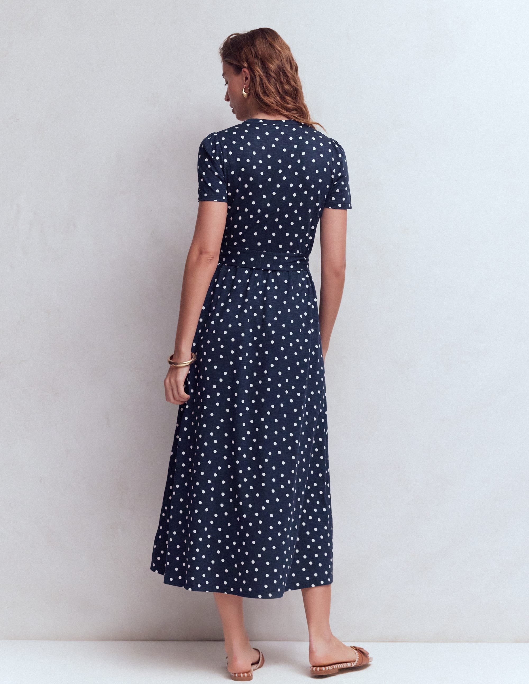 Naomi Jersey-Midikleid-Marineblau und Naturweiß, Gemalte Tupfen - Image 3