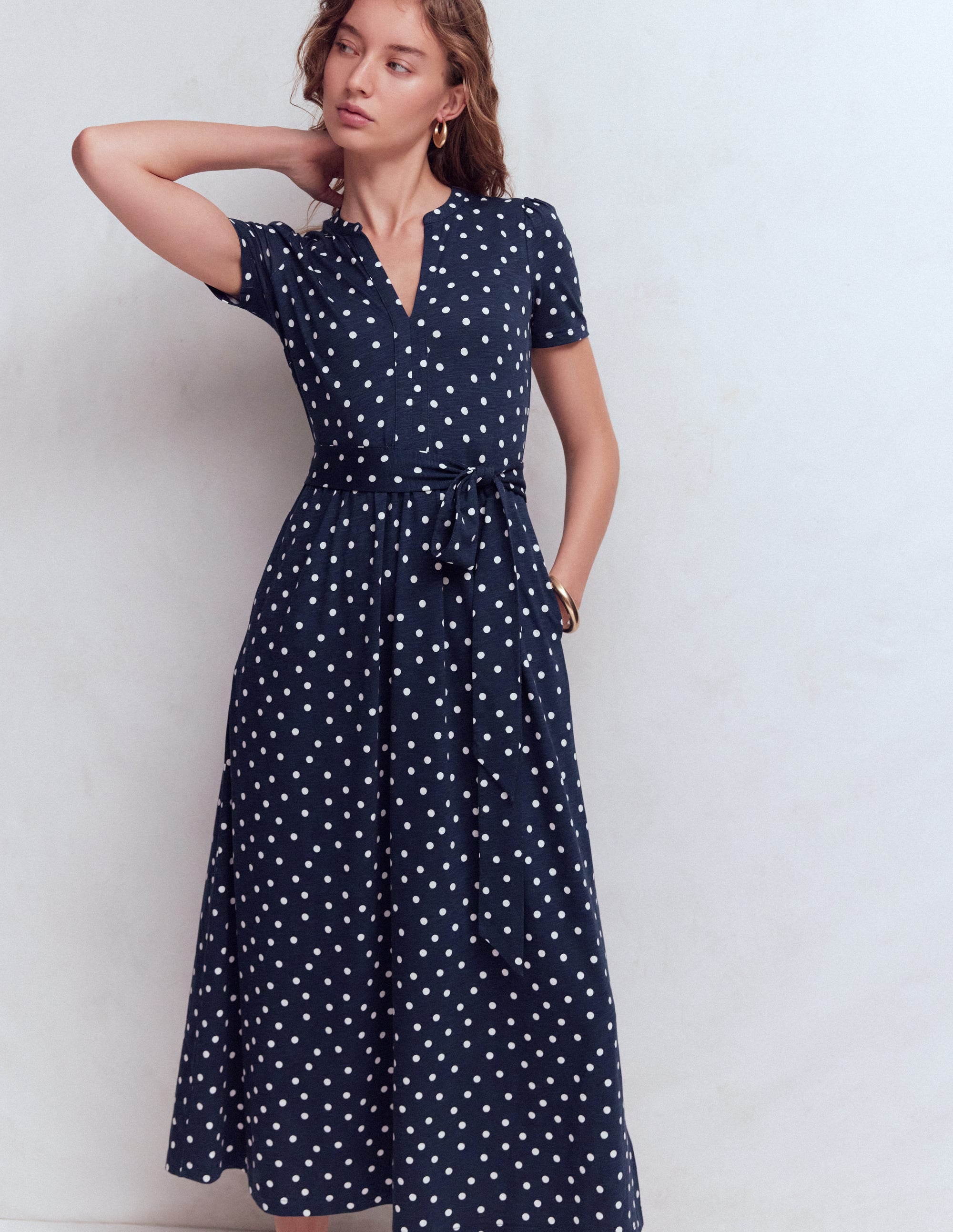 Naomi Jersey-Midikleid-Marineblau und Naturweiß, Gemalte Tupfen - Image 4