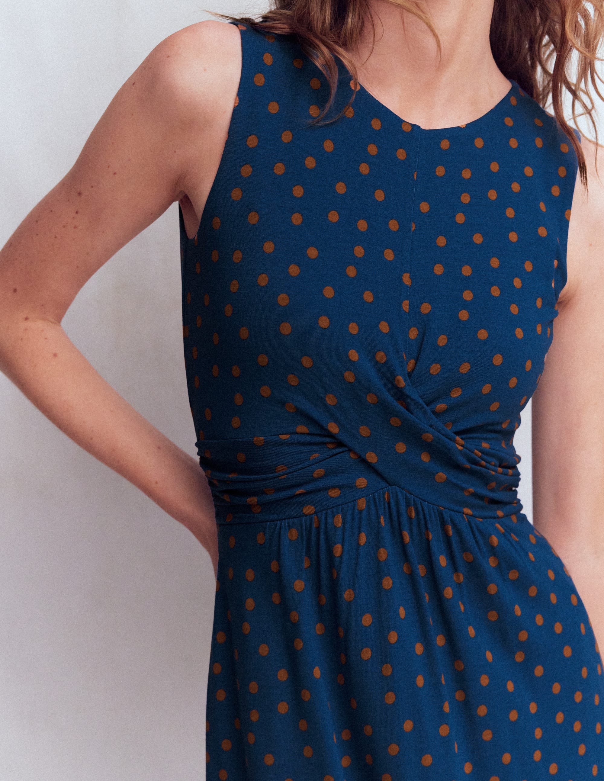 Zara Jerseykleid mit überkreuzter Taille-Turmalinblau, Gemalte Tupfen - Image 2