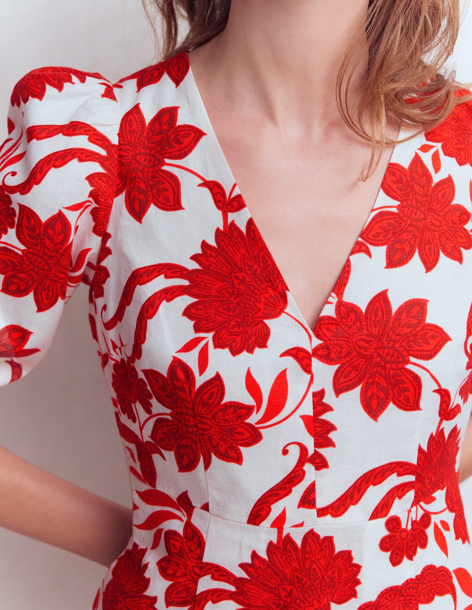Robe courte Marla en lin mélangé-Motif Elegant Blossom rouge - Image 2