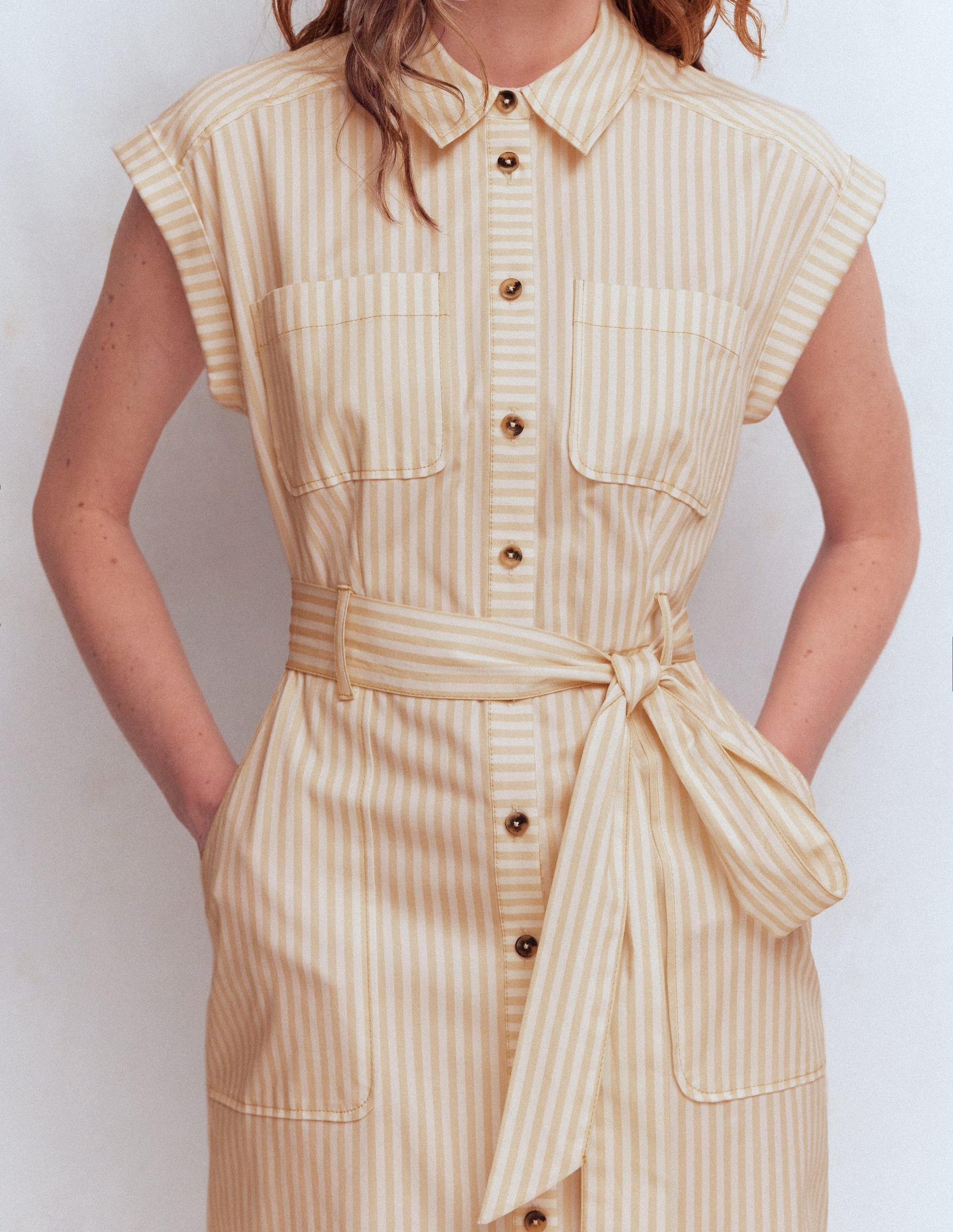 Kurzes Hemdblusenkleid mit Gürtel-Braun, Naturweiß Drillich Streifen-2