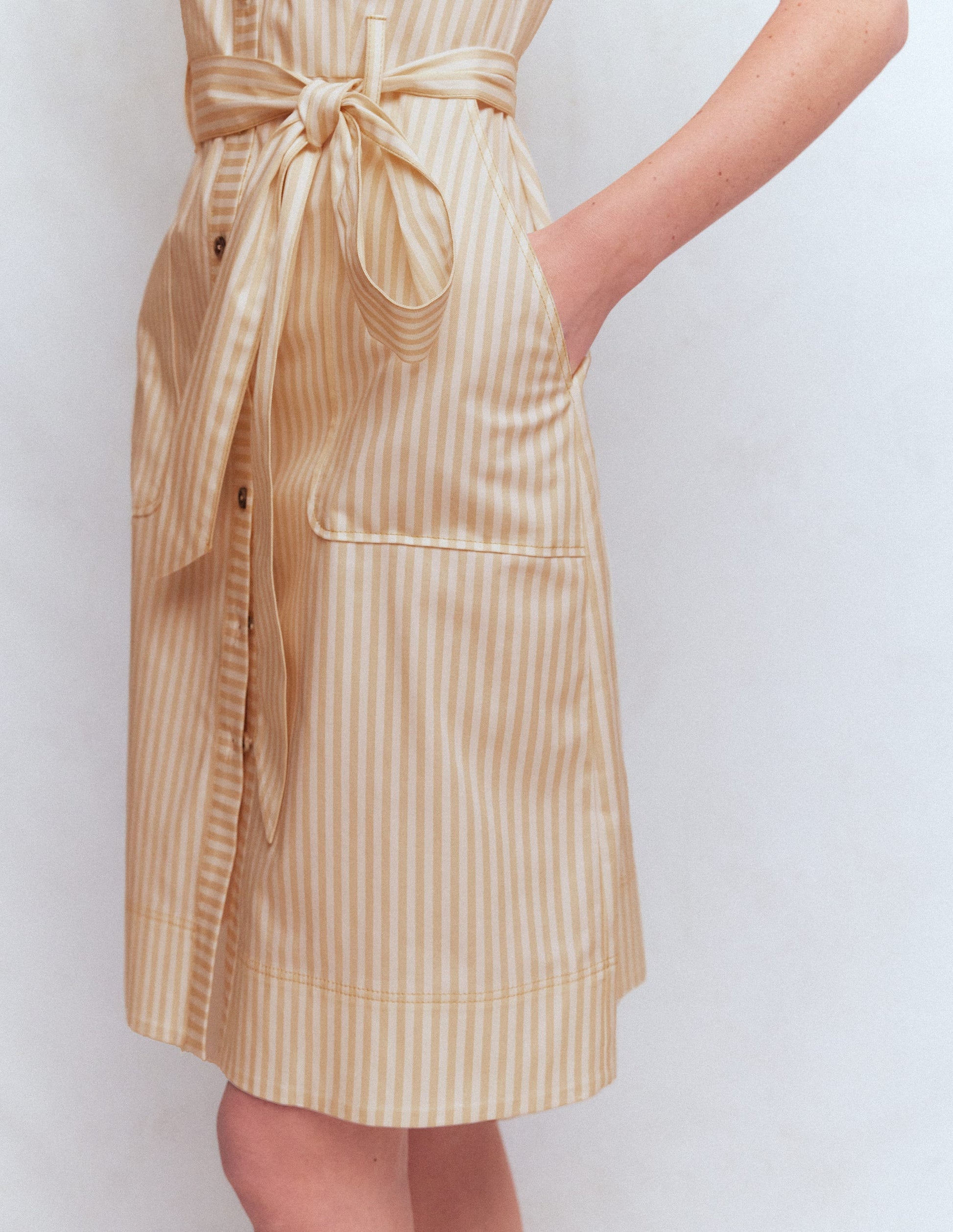 Kurzes Hemdblusenkleid mit Gürtel-Braun, Naturweiß Drillich Streifen-3
