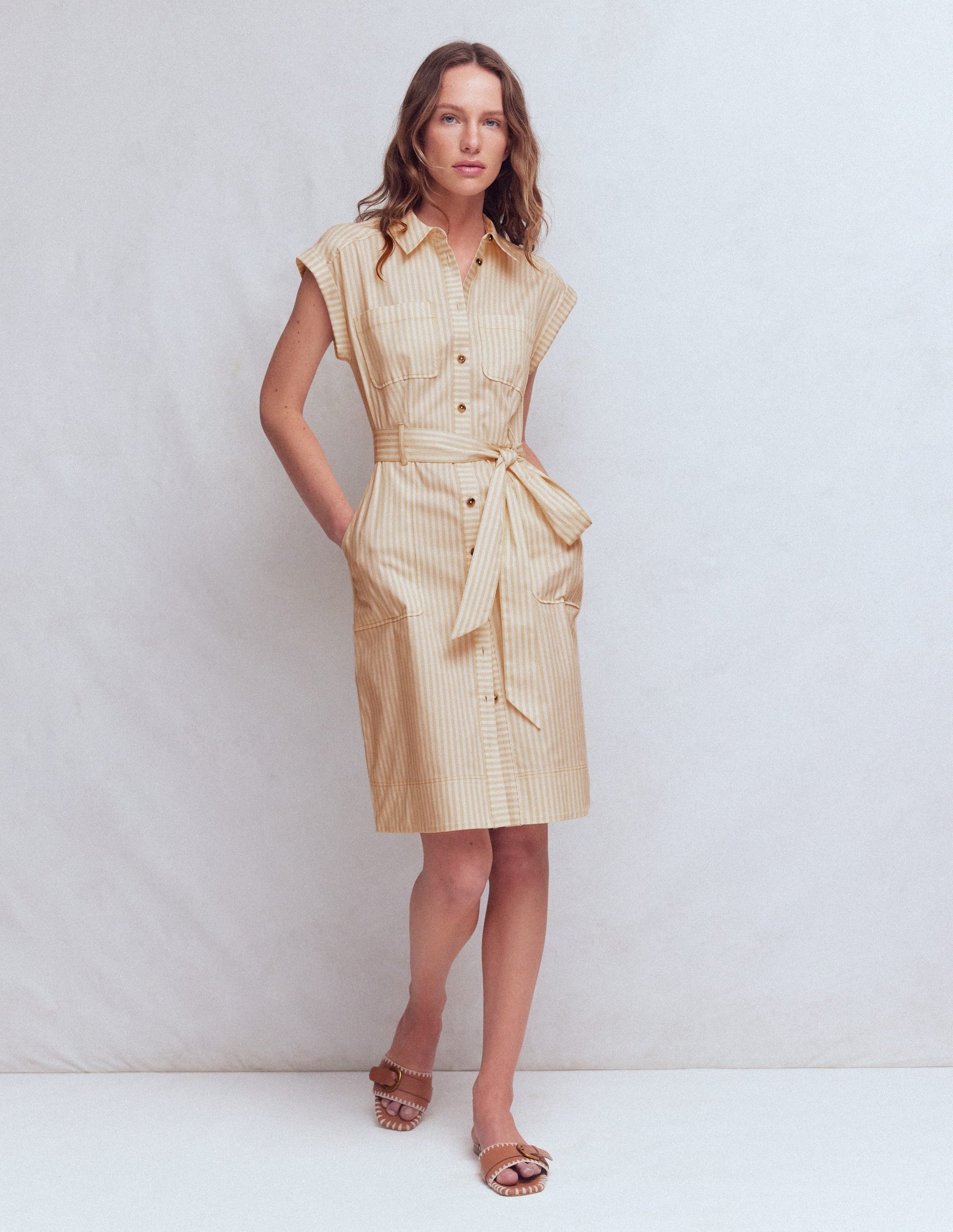 Kurzes Hemdblusenkleid mit Gürtel-Braun, Naturweiß Drillich Streifen-4