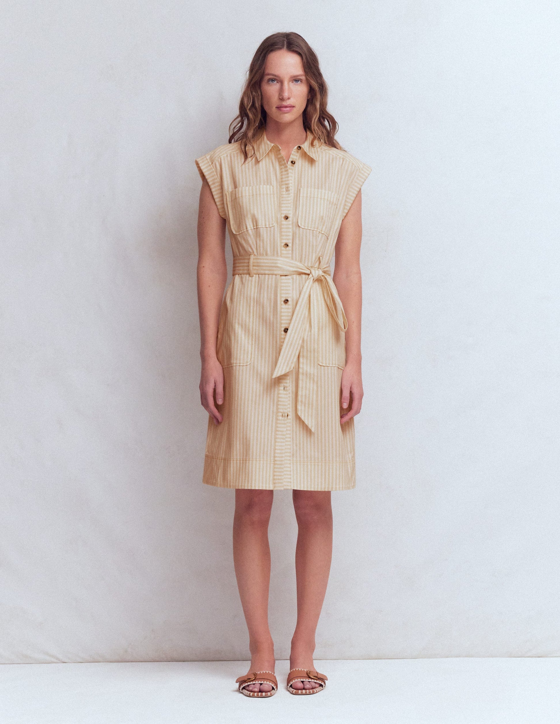 Kurzes Hemdblusenkleid mit Gürtel-Braun, Naturweiß Drillich Streifen-5