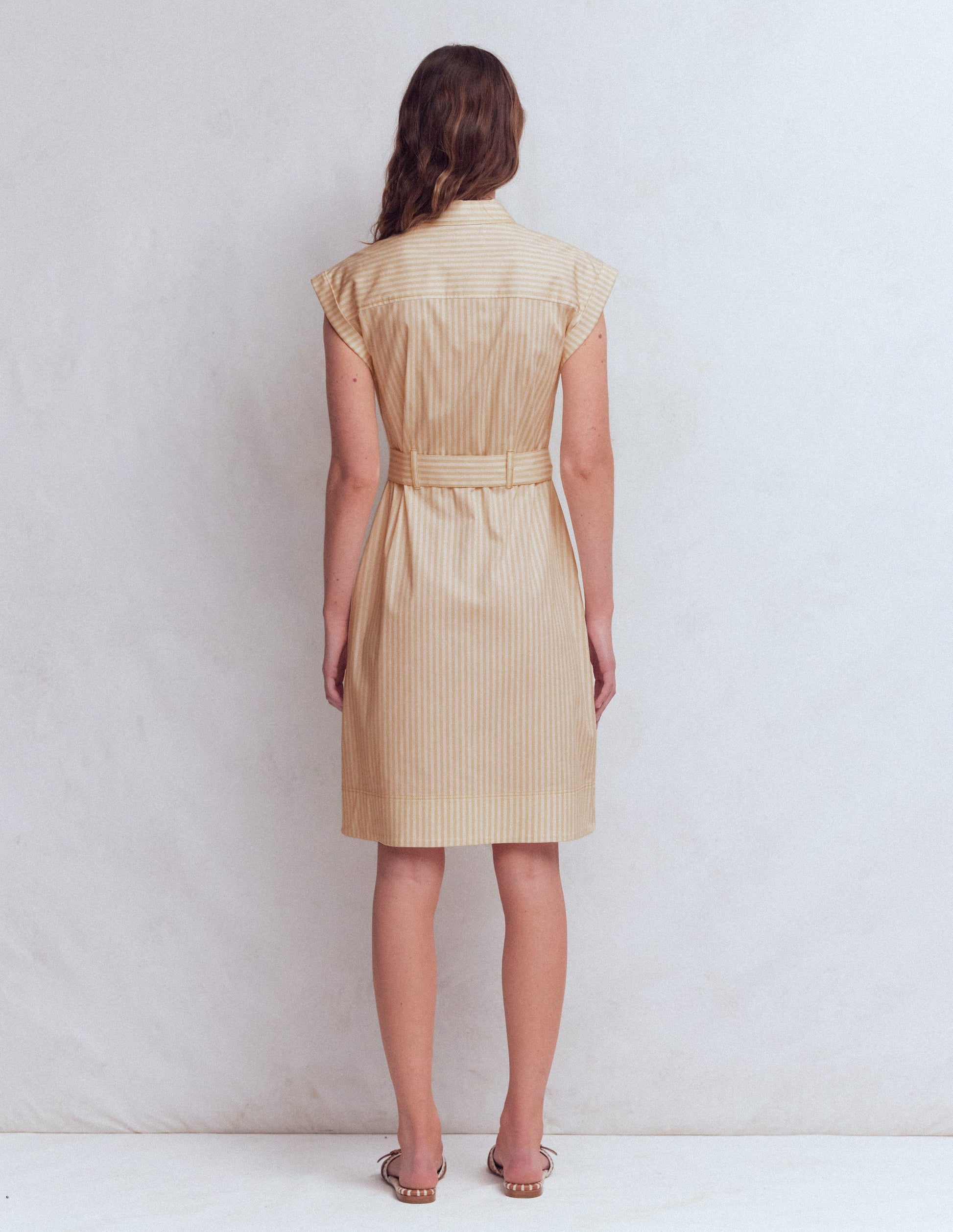 Kurzes Hemdblusenkleid mit Gürtel-Braun, Naturweiß Drillich Streifen-6
