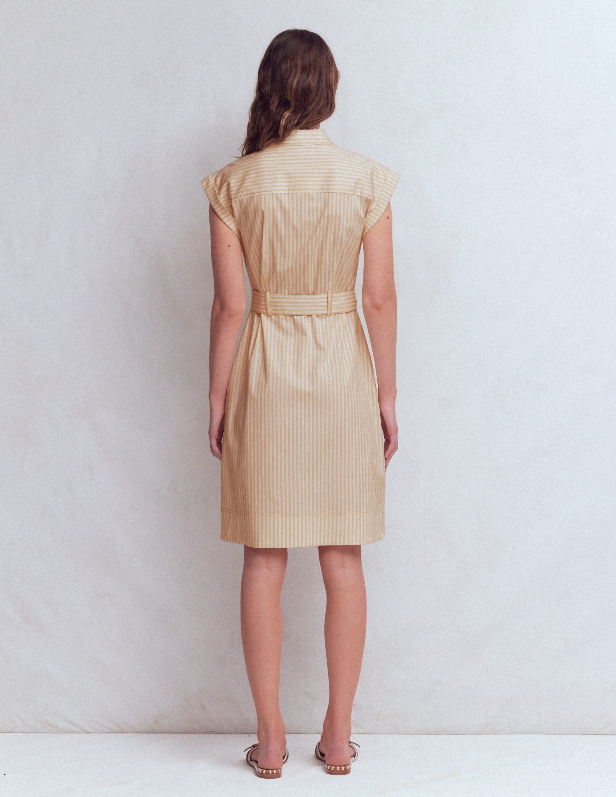 Kurzes Hemdblusenkleid mit Gürtel-Braun, Naturweiß Drillich Streifen - Image 6