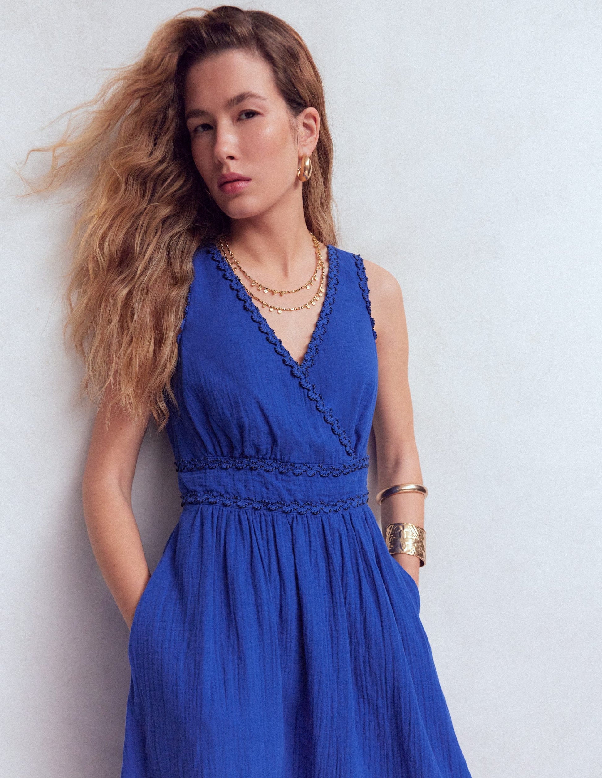 Lorna Doppeltuch-Kleid mit Besatz-Leuchtendes Blau-6