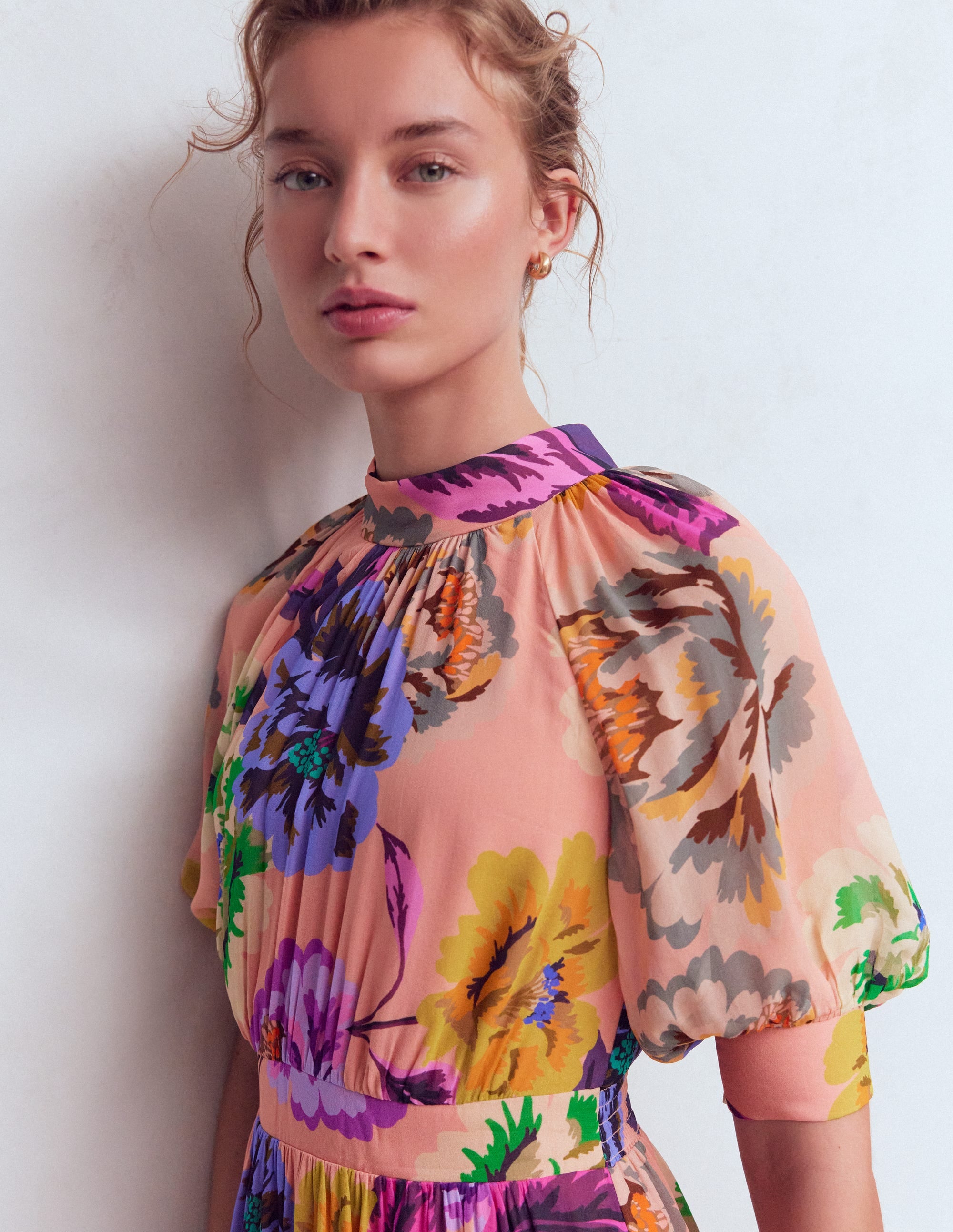 Hochgeschlossenes Kleid mit Blousonärmeln-Bunt Opulente Blüten - Image 4