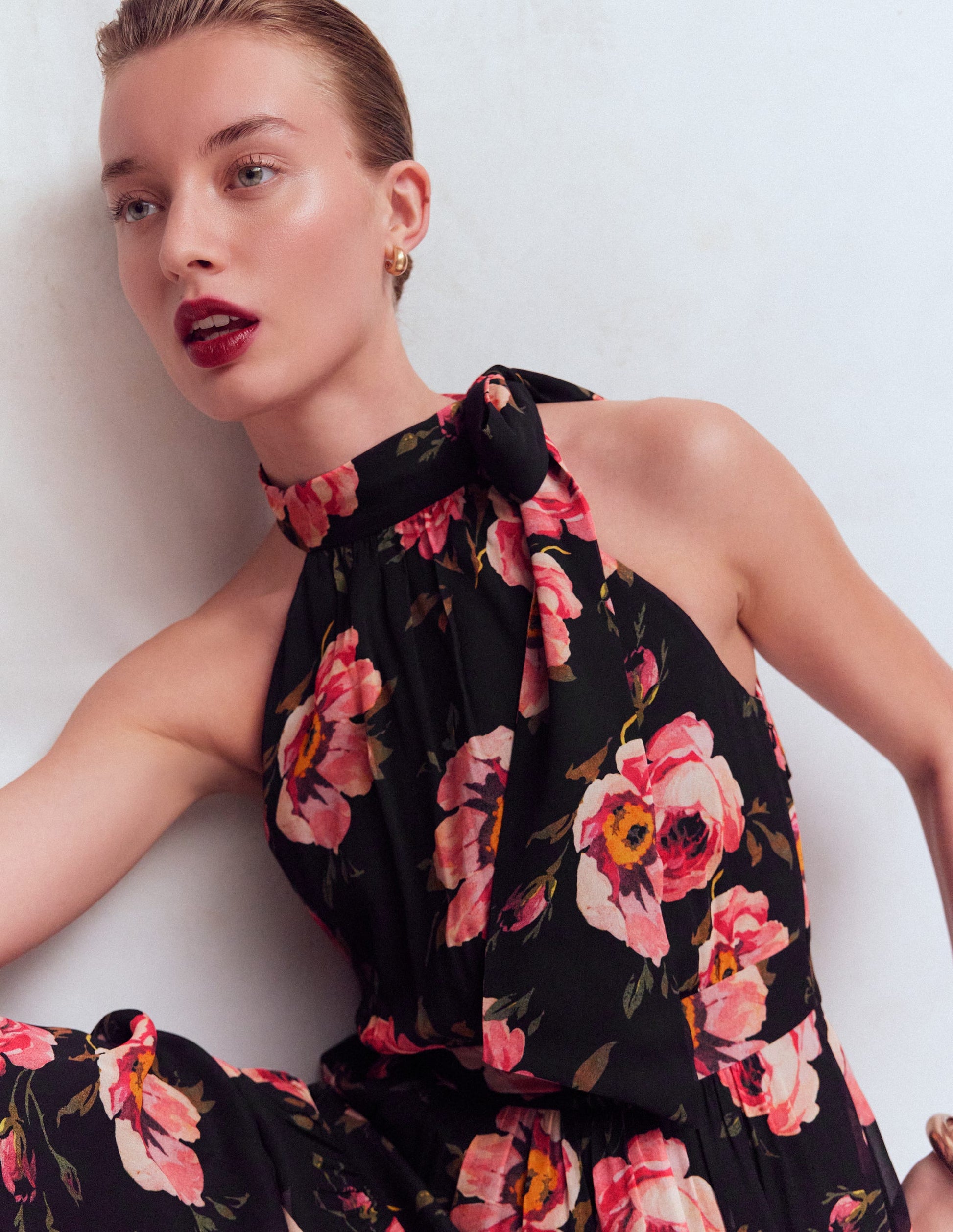 Robe longue Roisin avec col à nouer-Motif Whimsical Roses noir-2