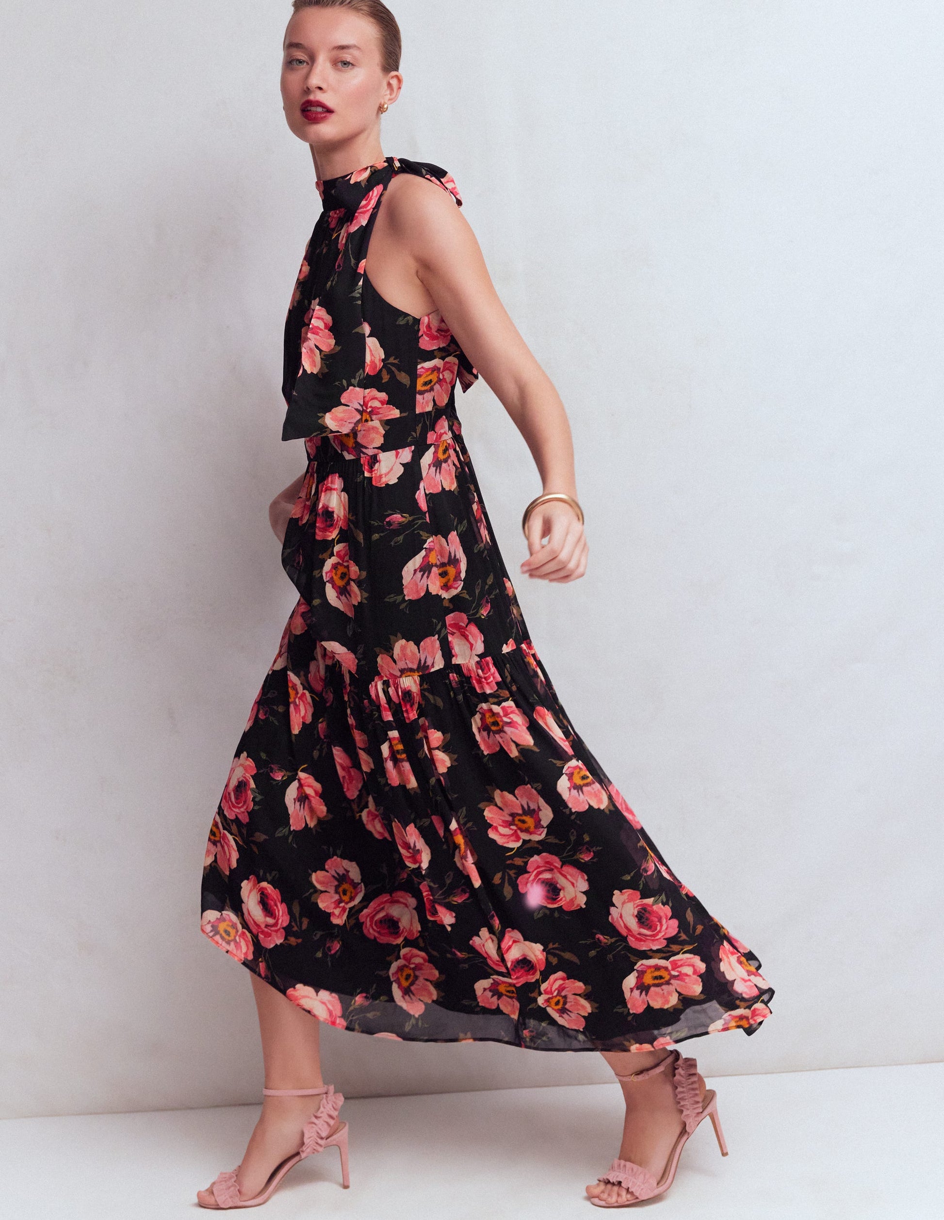 Robe longue Roisin avec col à nouer-Motif Whimsical Roses noir-5
