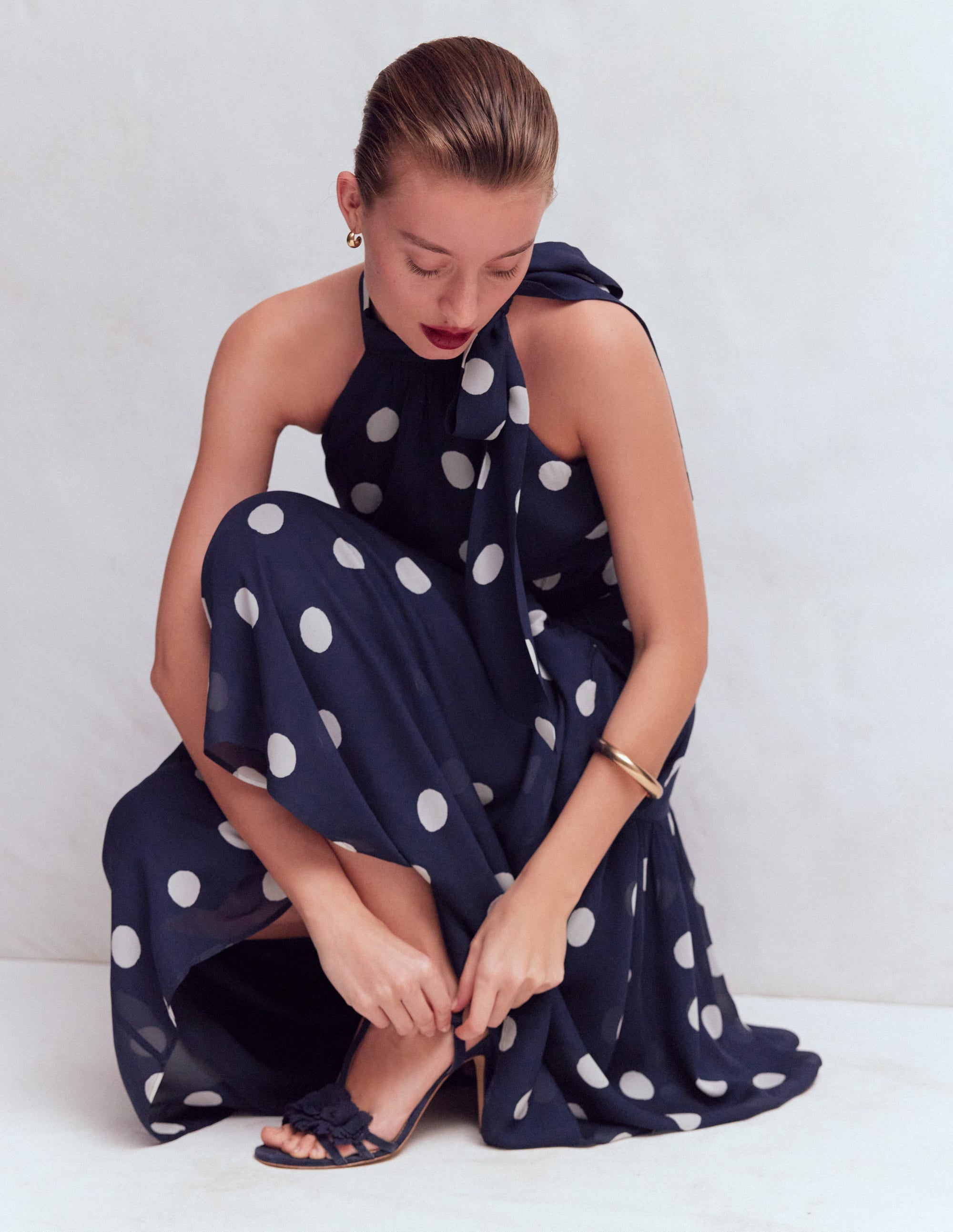 Roisin Maxikleid mit Bindeband am Ausschnitt-Marineblau Gemalte Tupfen - Image 1