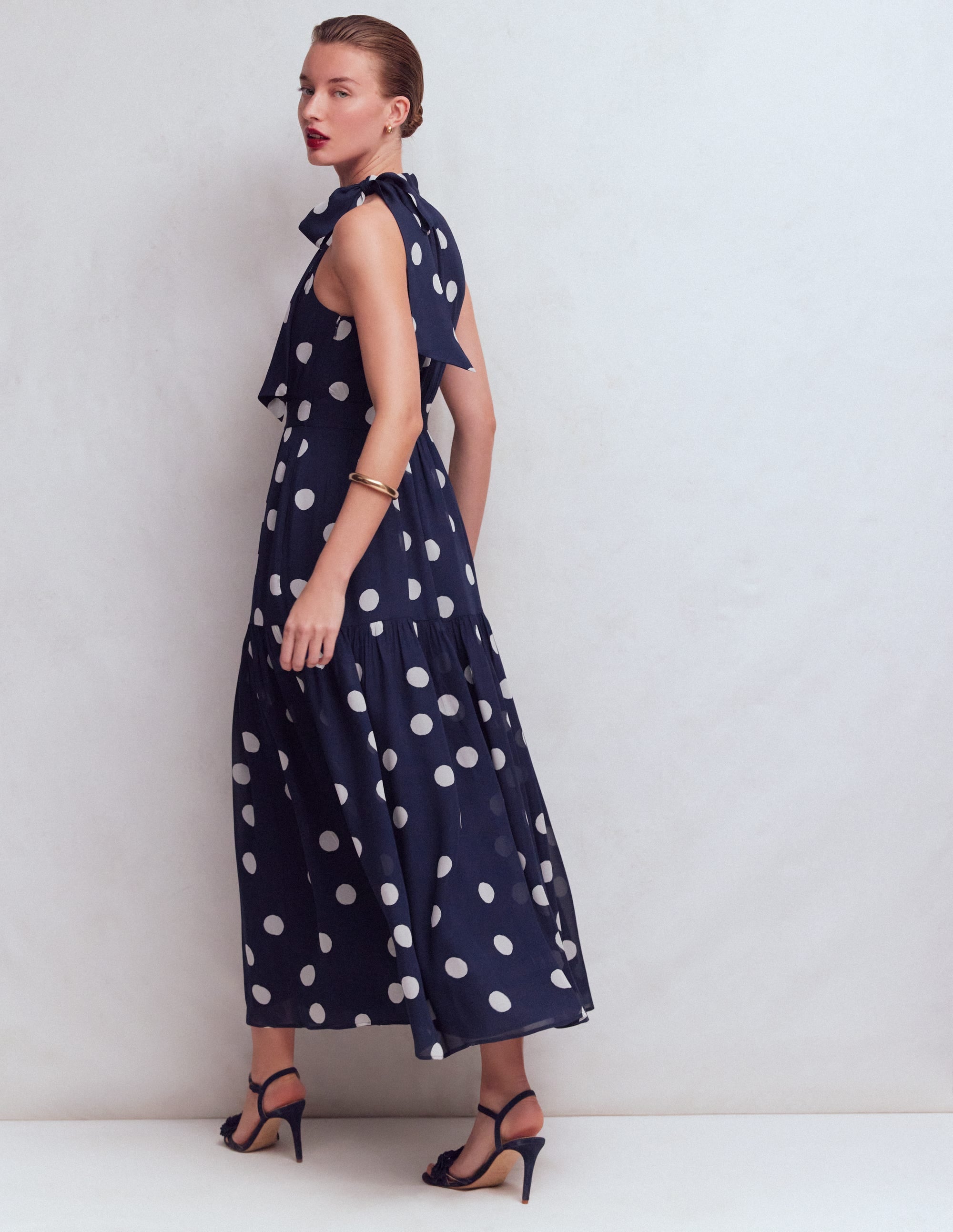 Roisin Maxikleid mit Bindeband am Ausschnitt-Marineblau Gemalte Tupfen - Image 2
