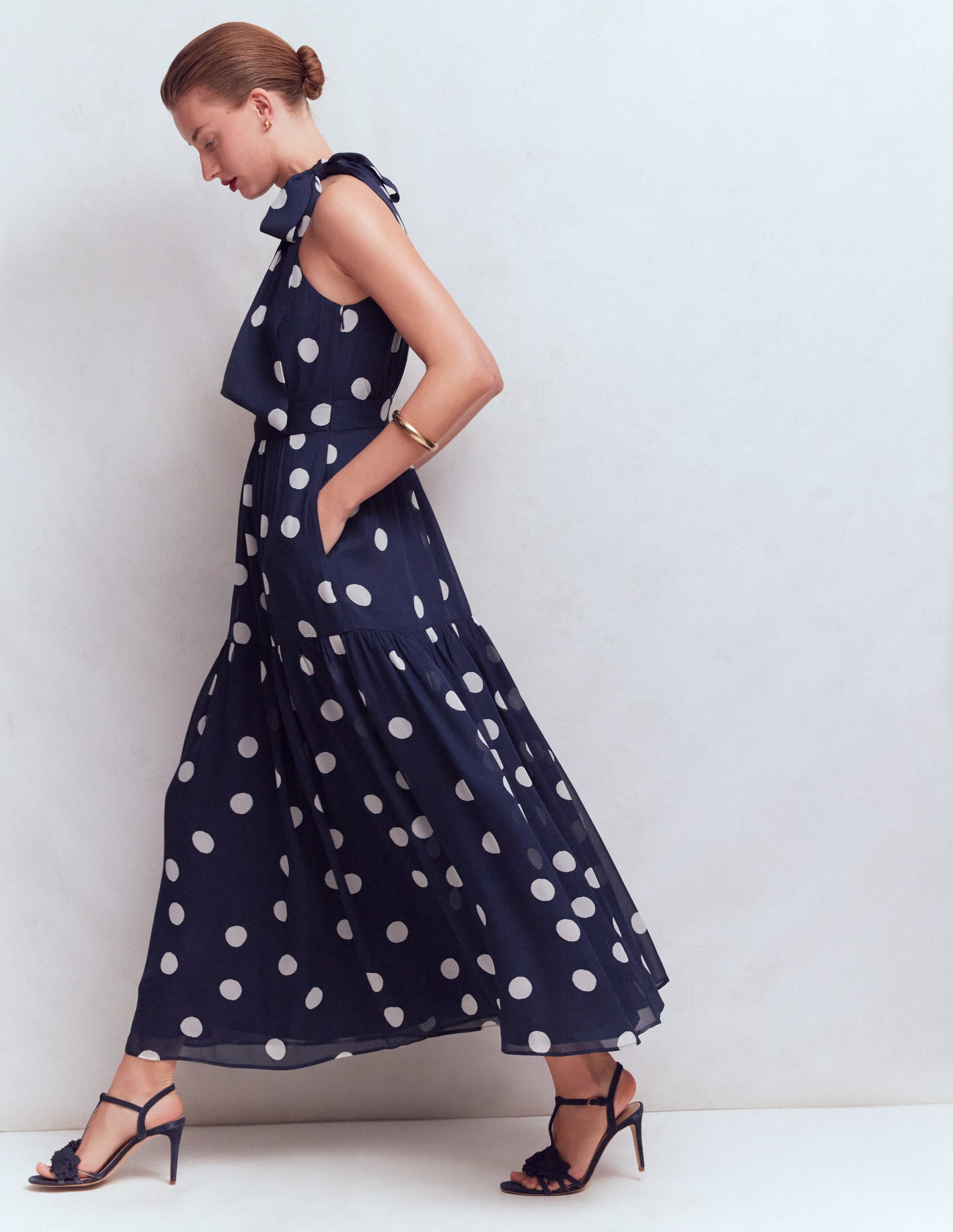 Roisin Maxikleid mit Bindeband am Ausschnitt-Marineblau Gemalte Tupfen - Image 3