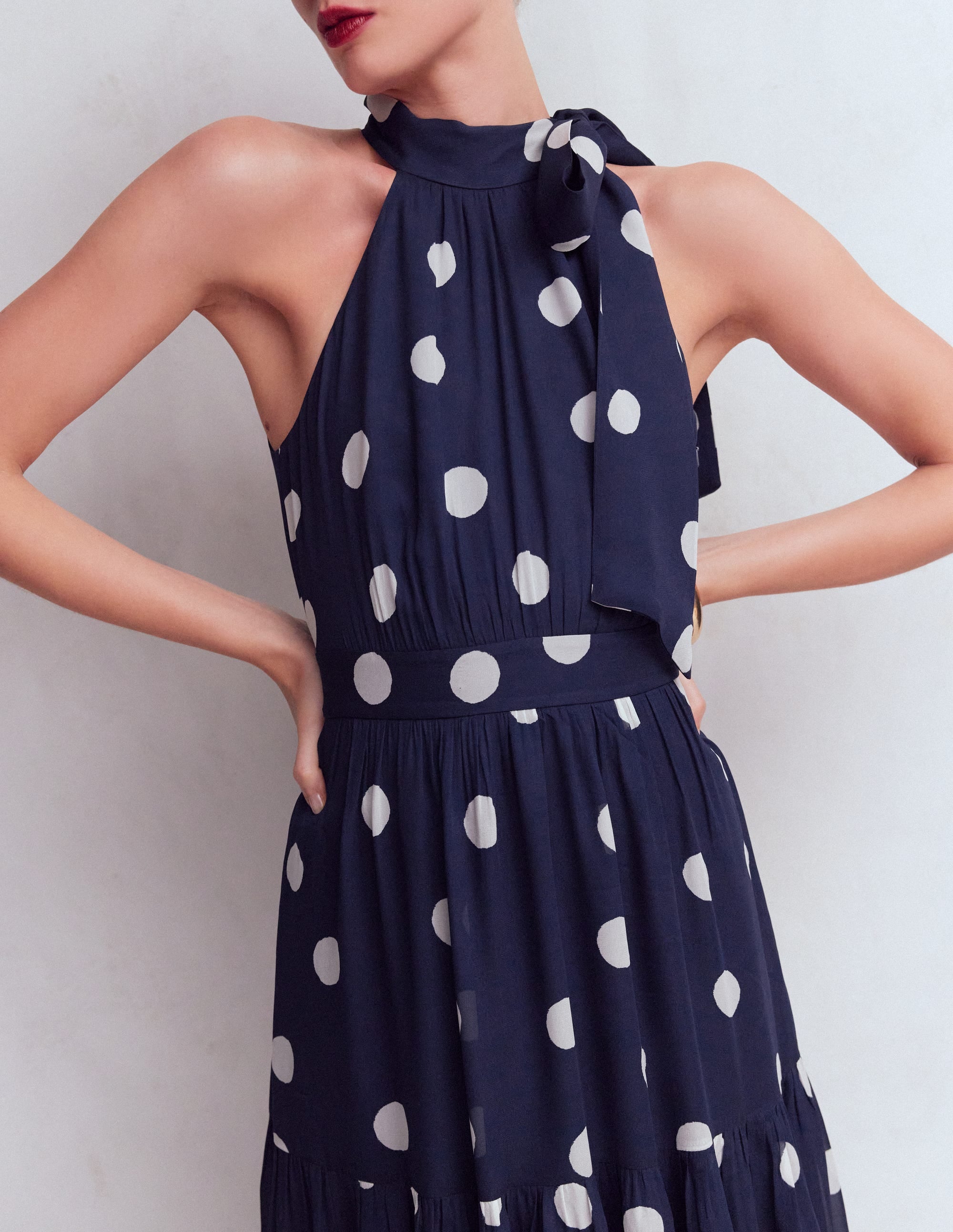 Roisin Maxikleid mit Bindeband am Ausschnitt-Marineblau Gemalte Tupfen - Image 4