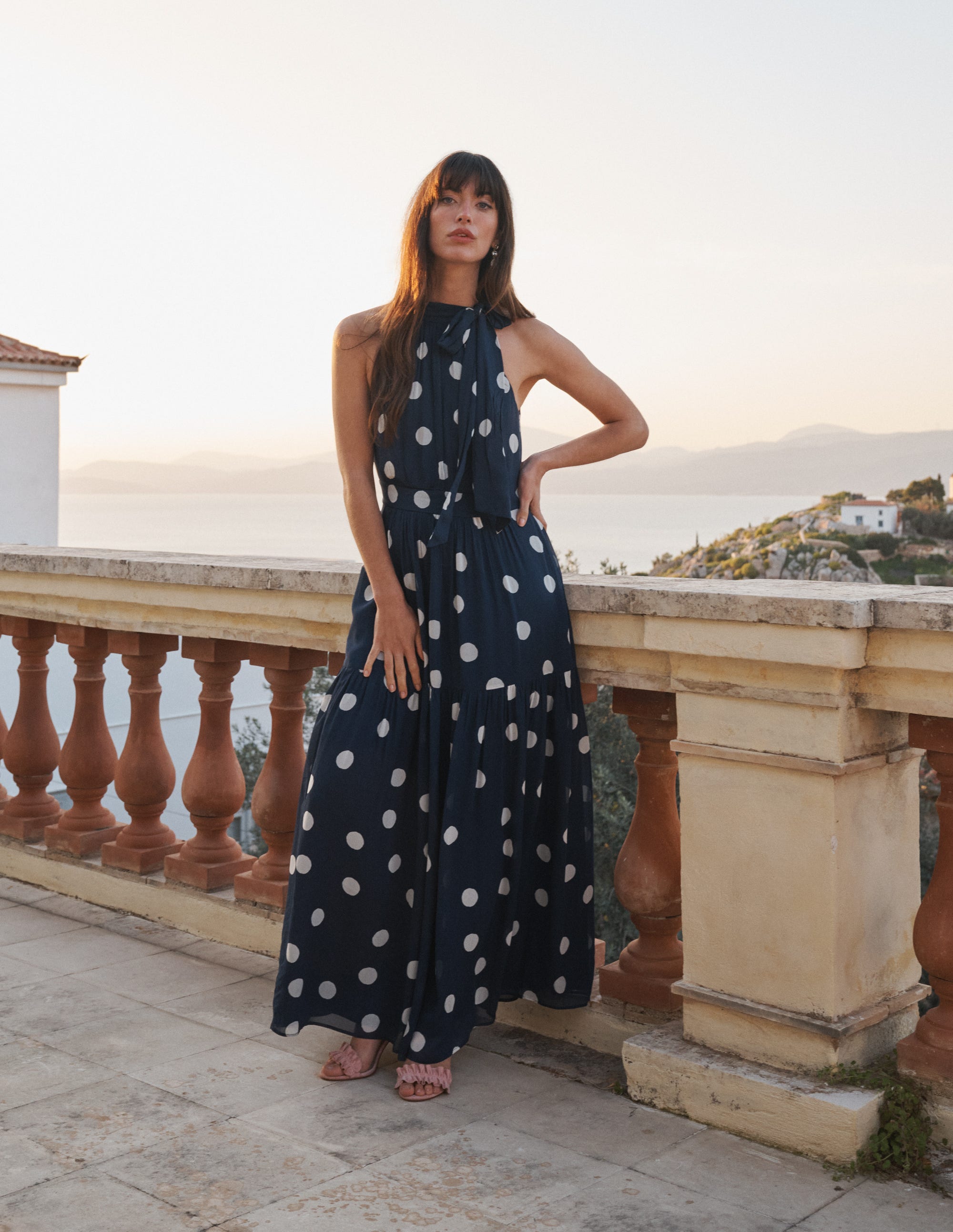 Roisin Maxikleid mit Bindeband am Ausschnitt-Marineblau Gemalte Tupfen - Image 5