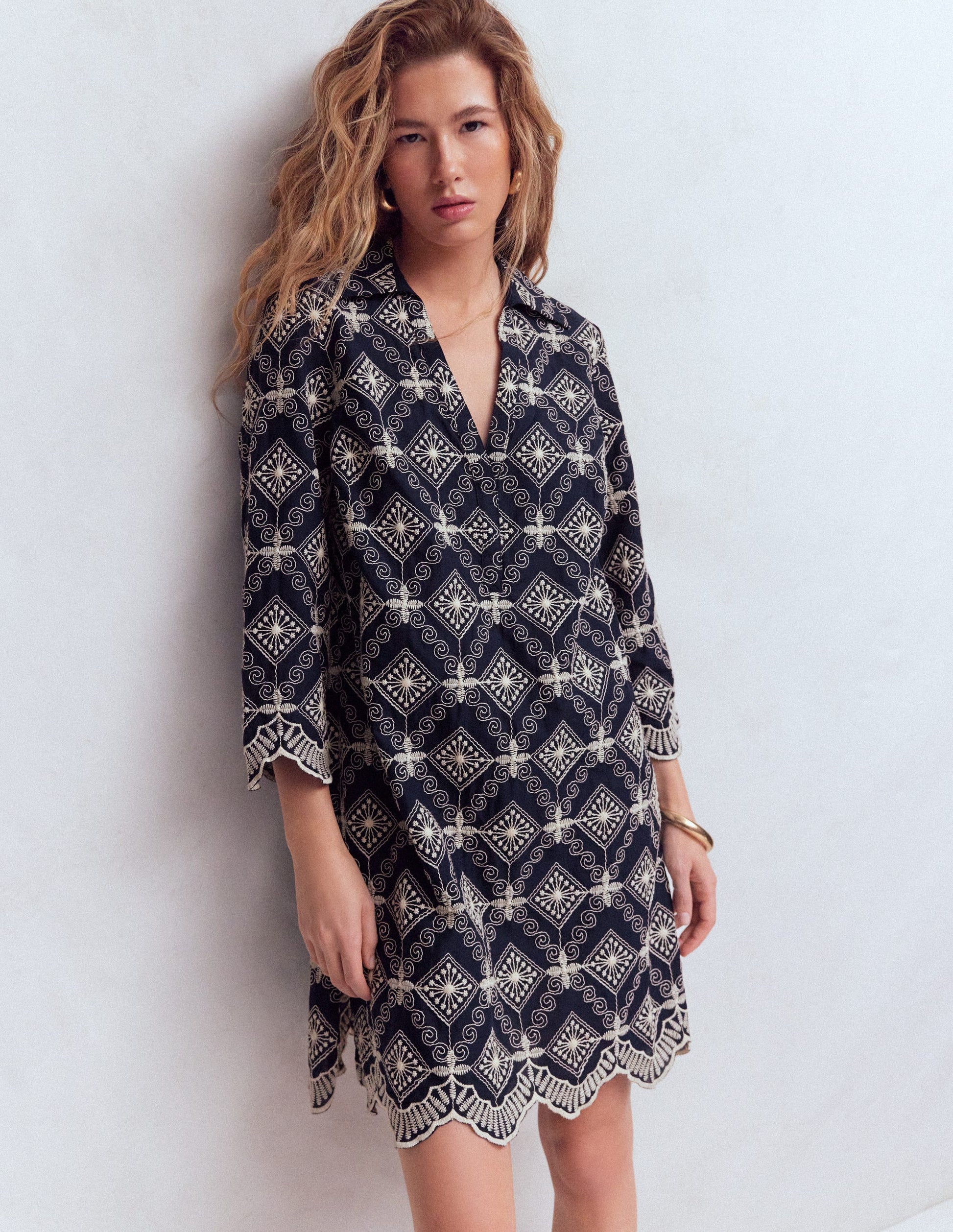 Robe courte Carmen à broderie anglaise-Broderie anglaise bleu marine-1