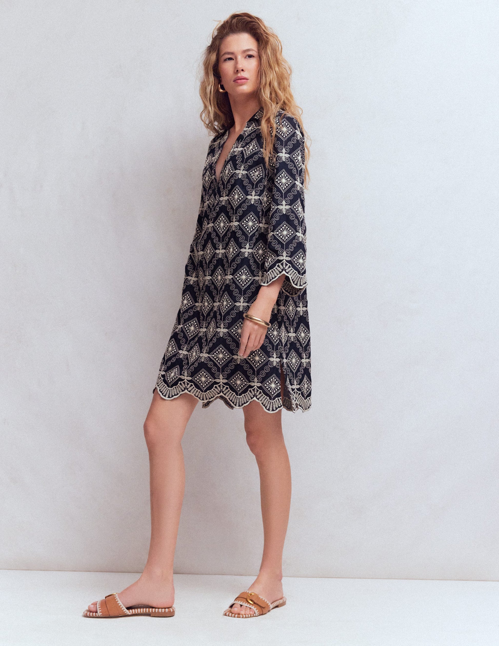 Robe courte Carmen à broderie anglaise-Broderie anglaise bleu marine-4