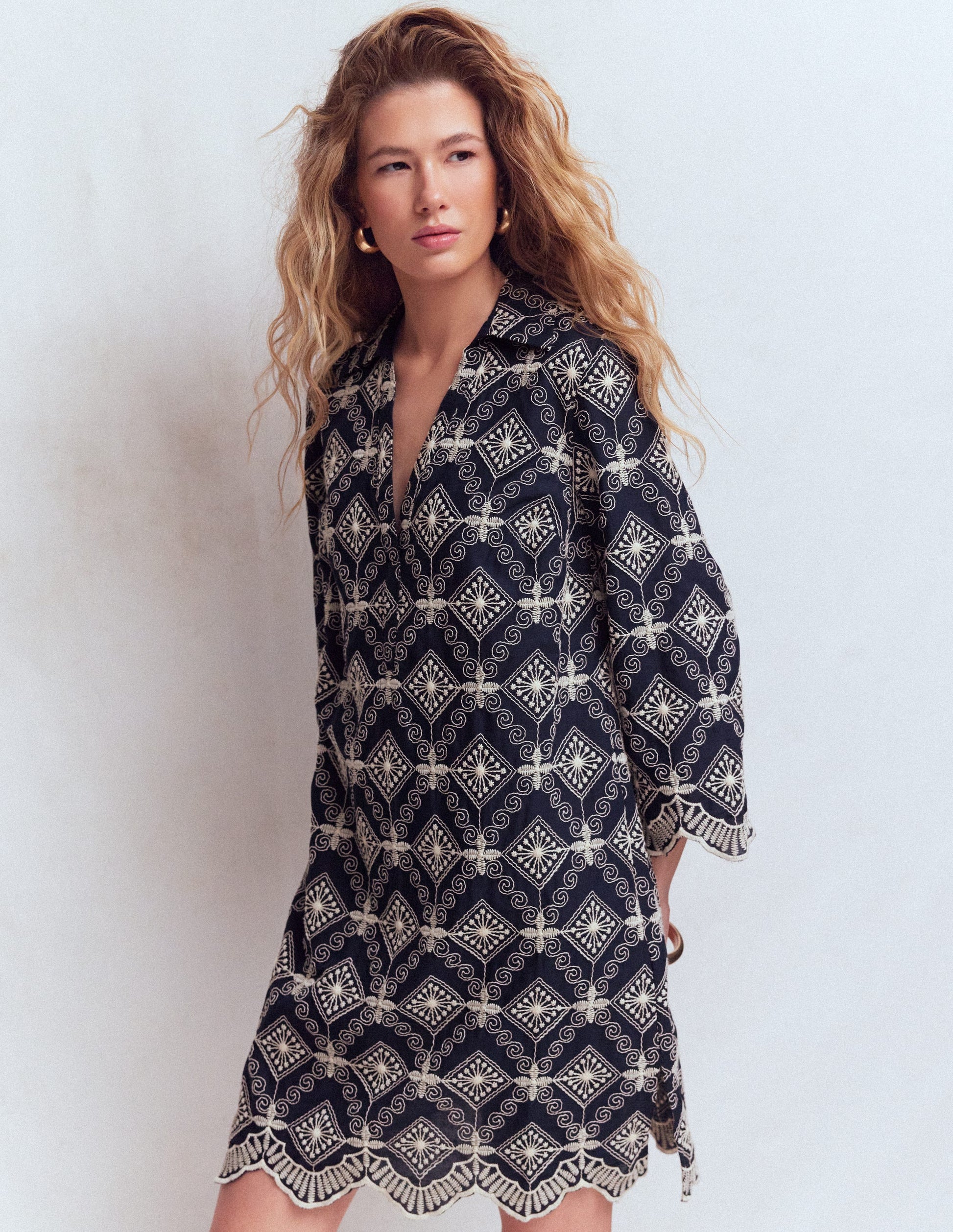 Robe courte Carmen à broderie anglaise-Broderie anglaise bleu marine-5