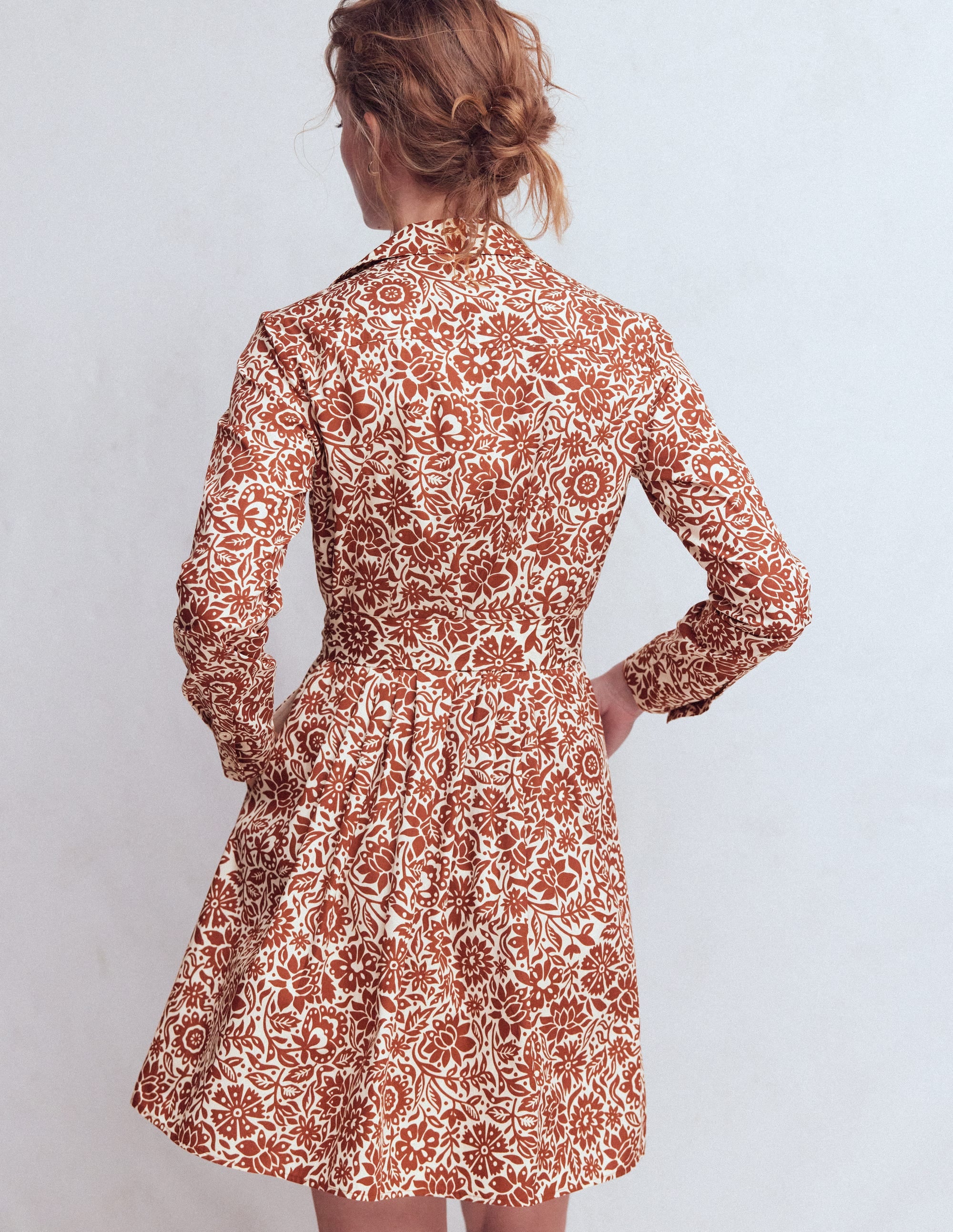 Alexa Langärmliges, kurzes Kleid-Braun, Großflächiges Wiesenmuster - Image 4
