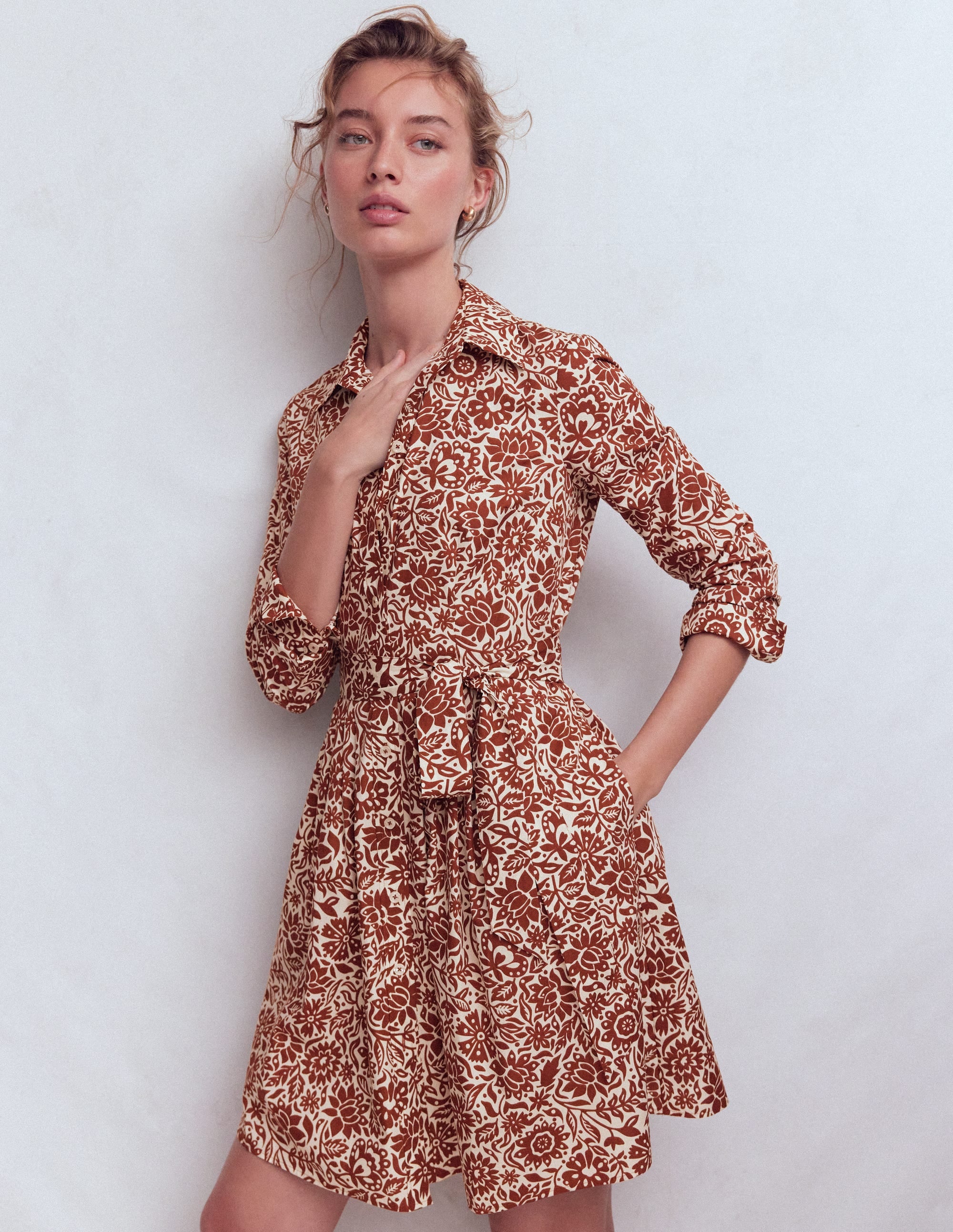 Alexa Langärmliges, kurzes Kleid-Braun, Großflächiges Wiesenmuster - Image 5
