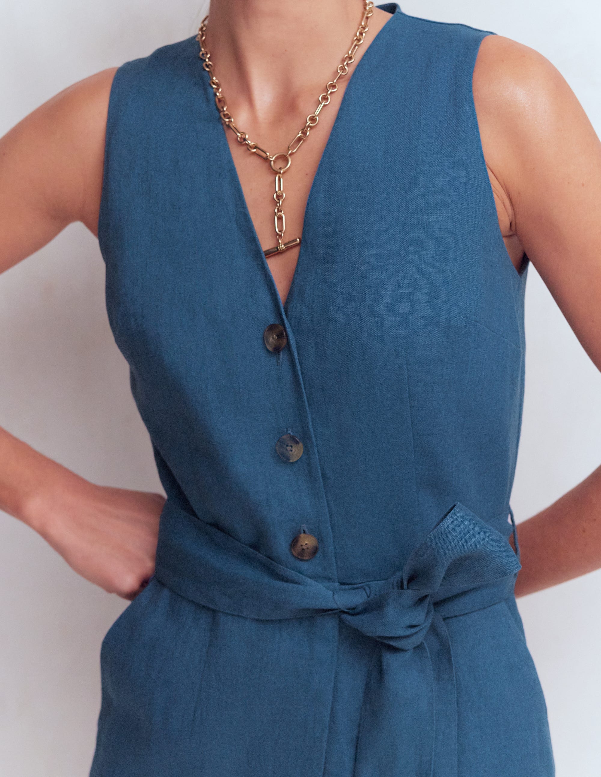 Laura Leinen-Jumpsuit mit V-Ausschnitt-Turmalinblau - Image 2