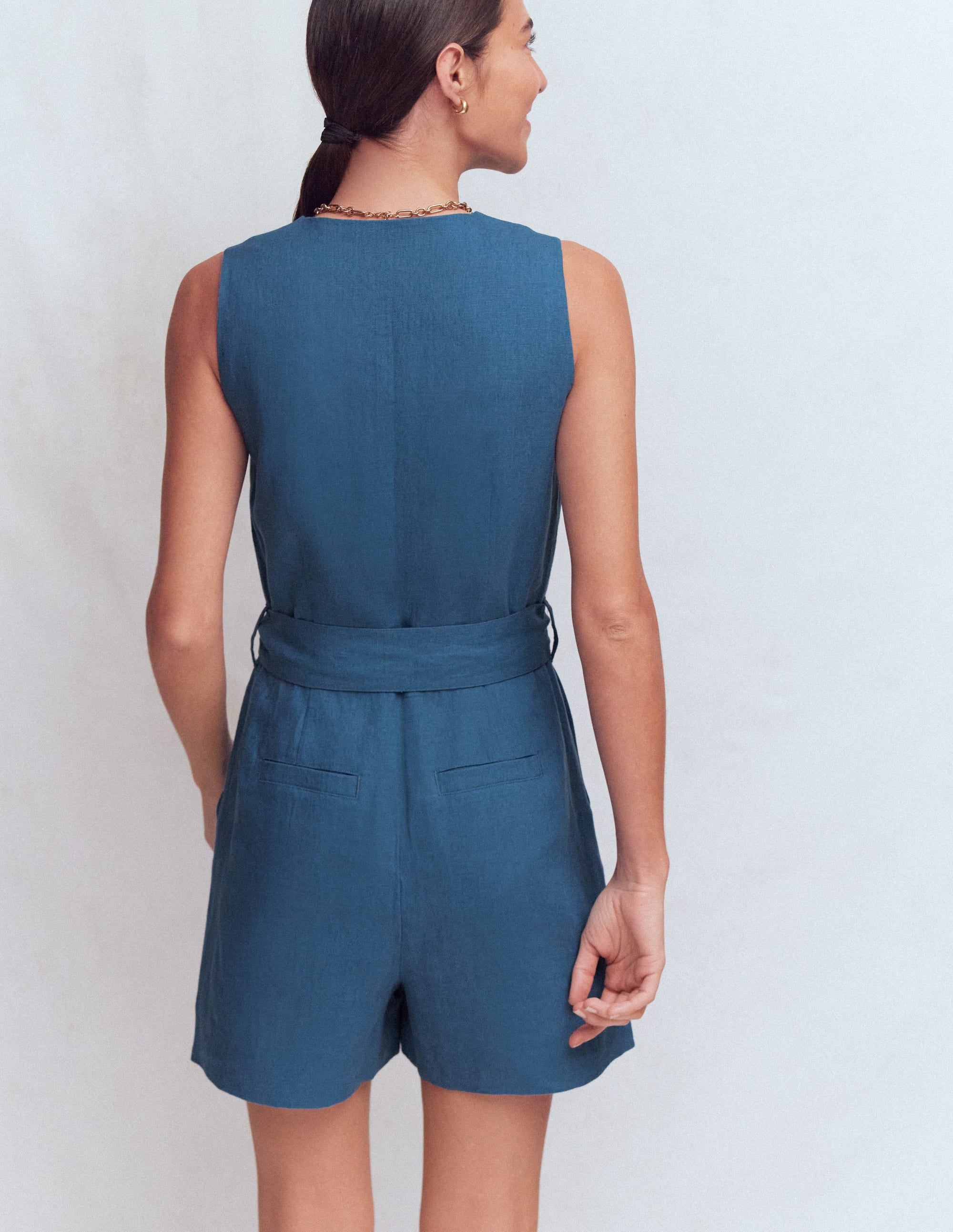 Laura Leinen-Jumpsuit mit V-Ausschnitt-Turmalinblau - Image 3