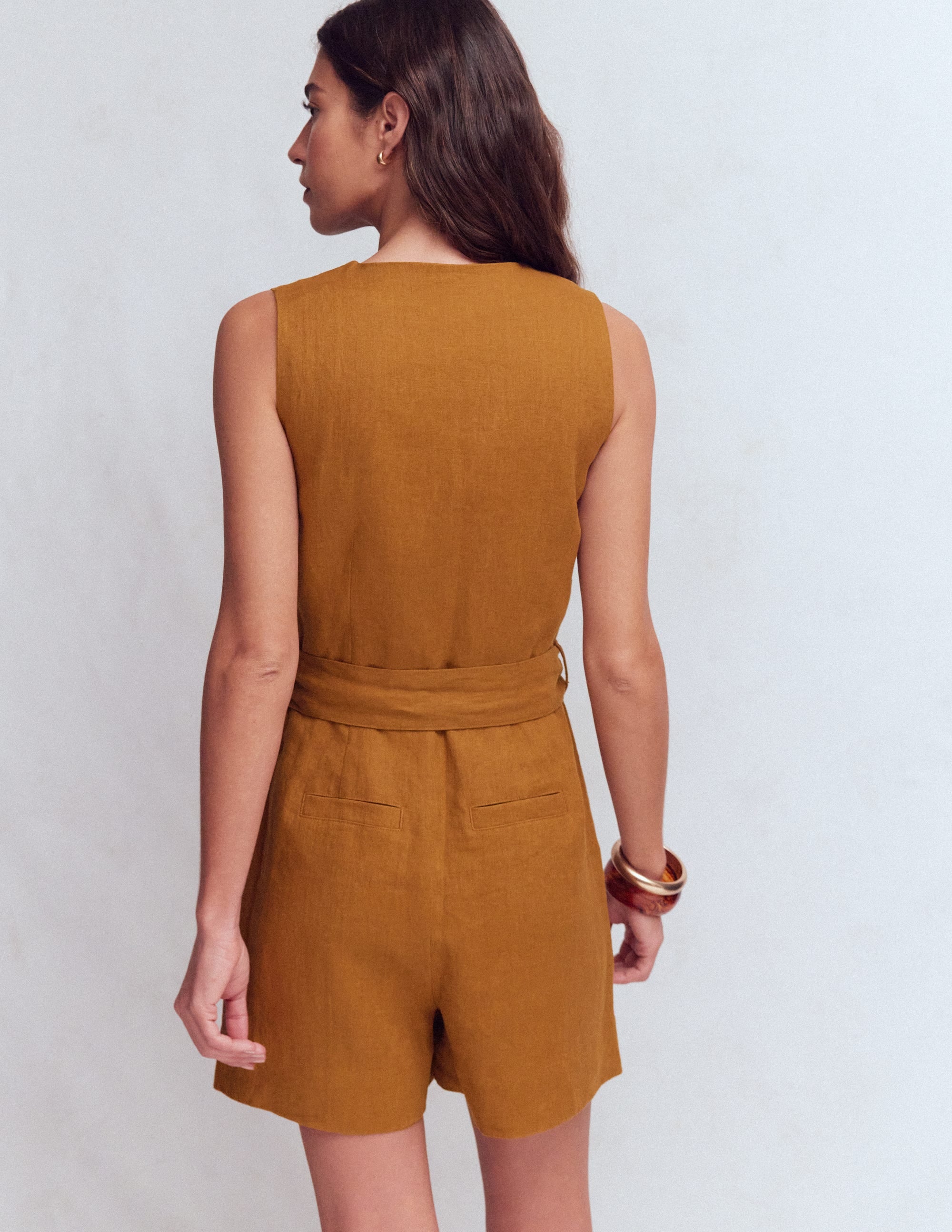 Laura Leinen-Jumpsuit mit V-Ausschnitt-Lebkuchen - Image 3
