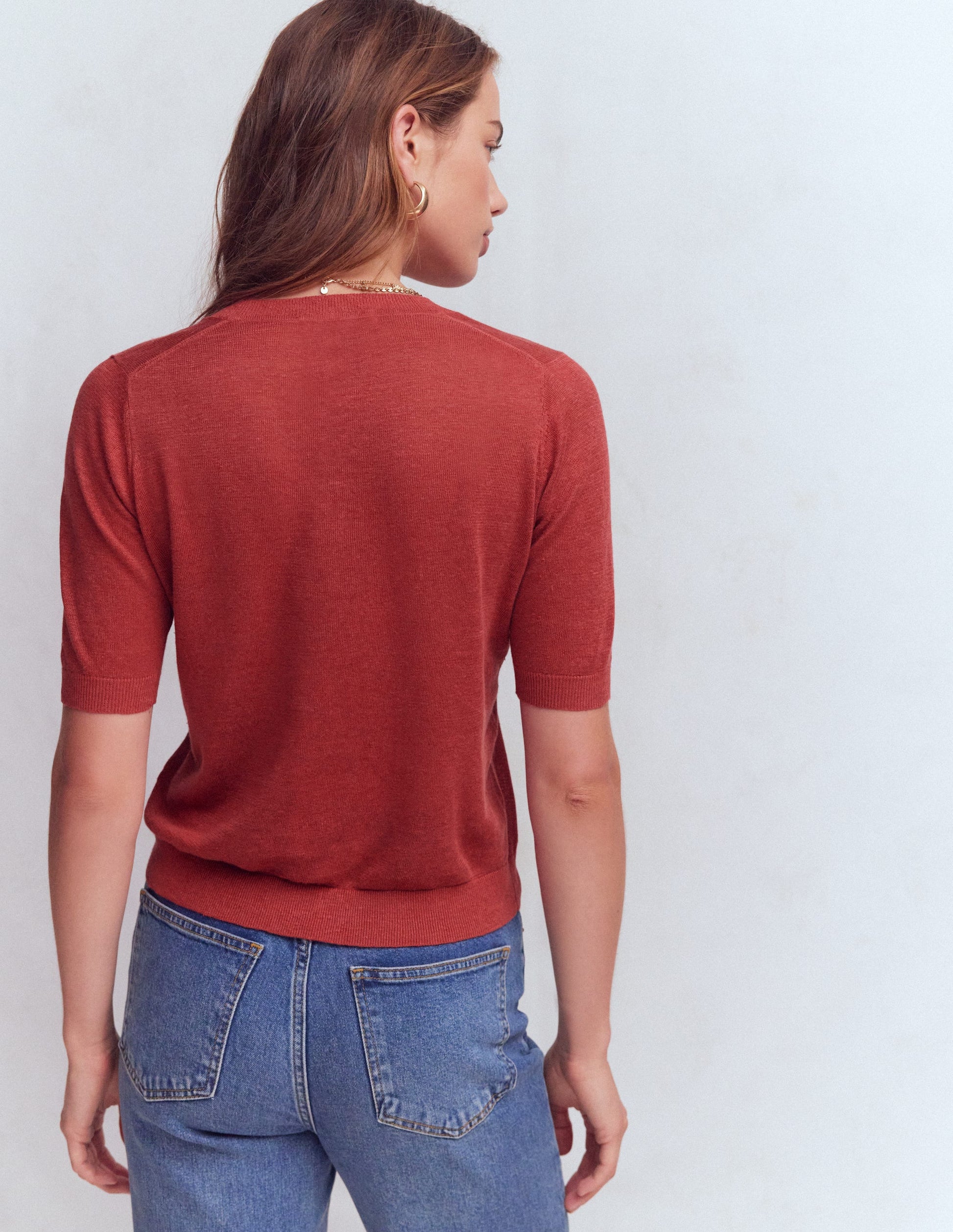 Agnes Leinen-T-Shirt mit V-Ausschnitt-Braun-Orange-3