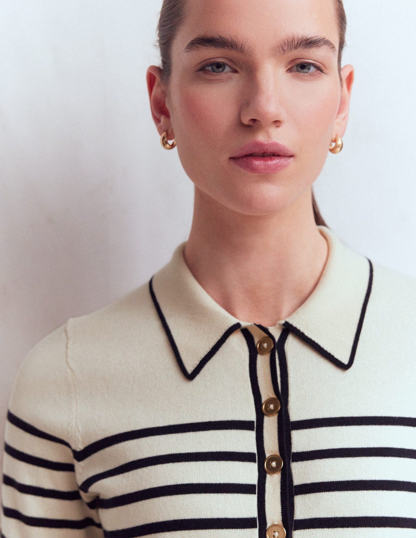 Liz Henley-T-Shirt-Naturweiß. Marineblau