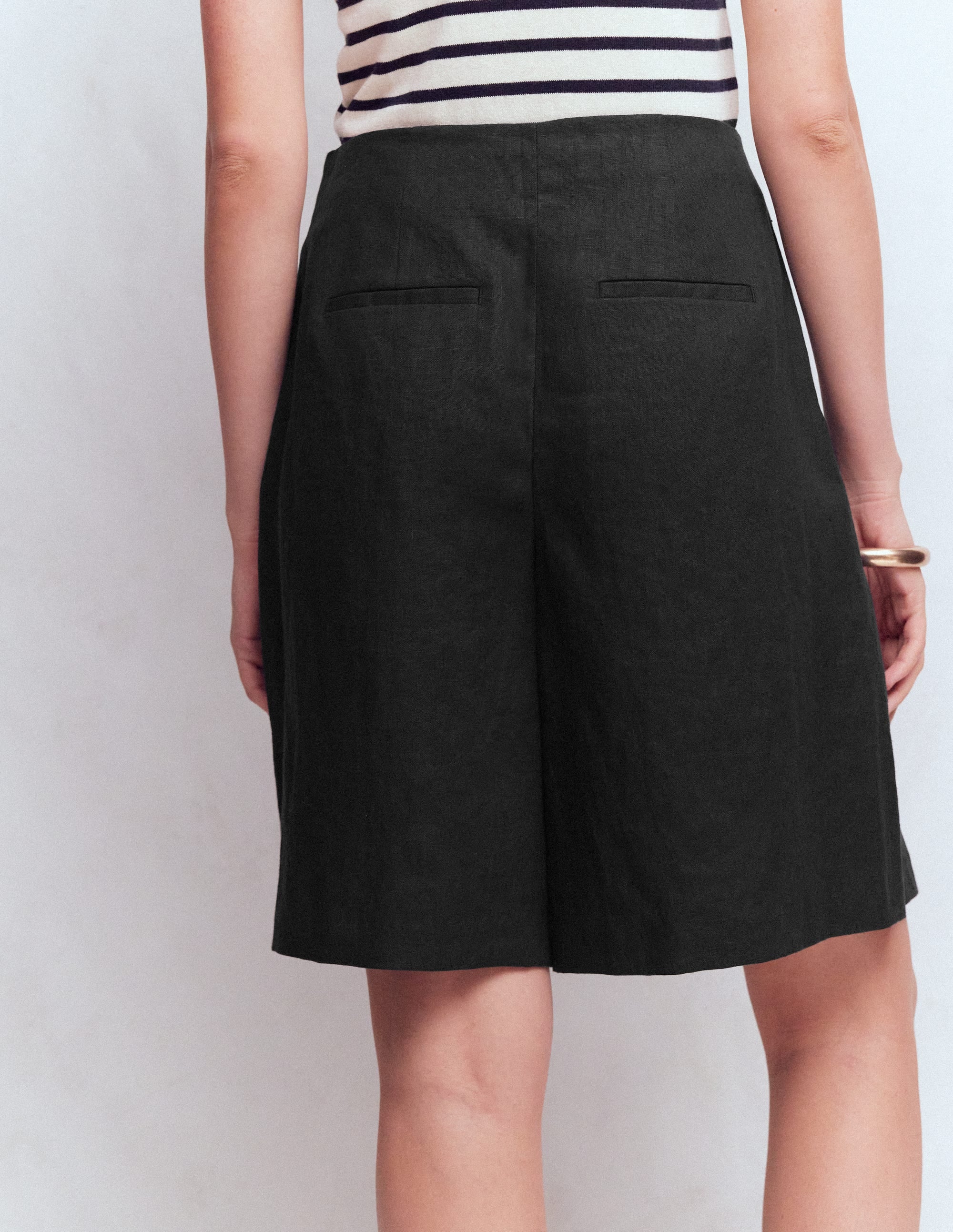 Highbury Leinenshorts mit Faltendetail-Schwarz - Image 3