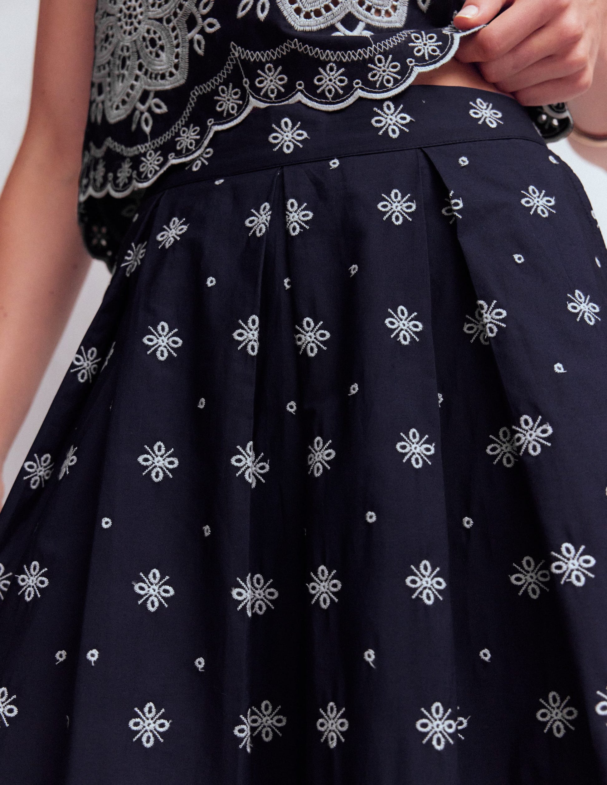 Verity Popeline-Rock mit Lochstickerei-Marineblau, Lochstickerei-3