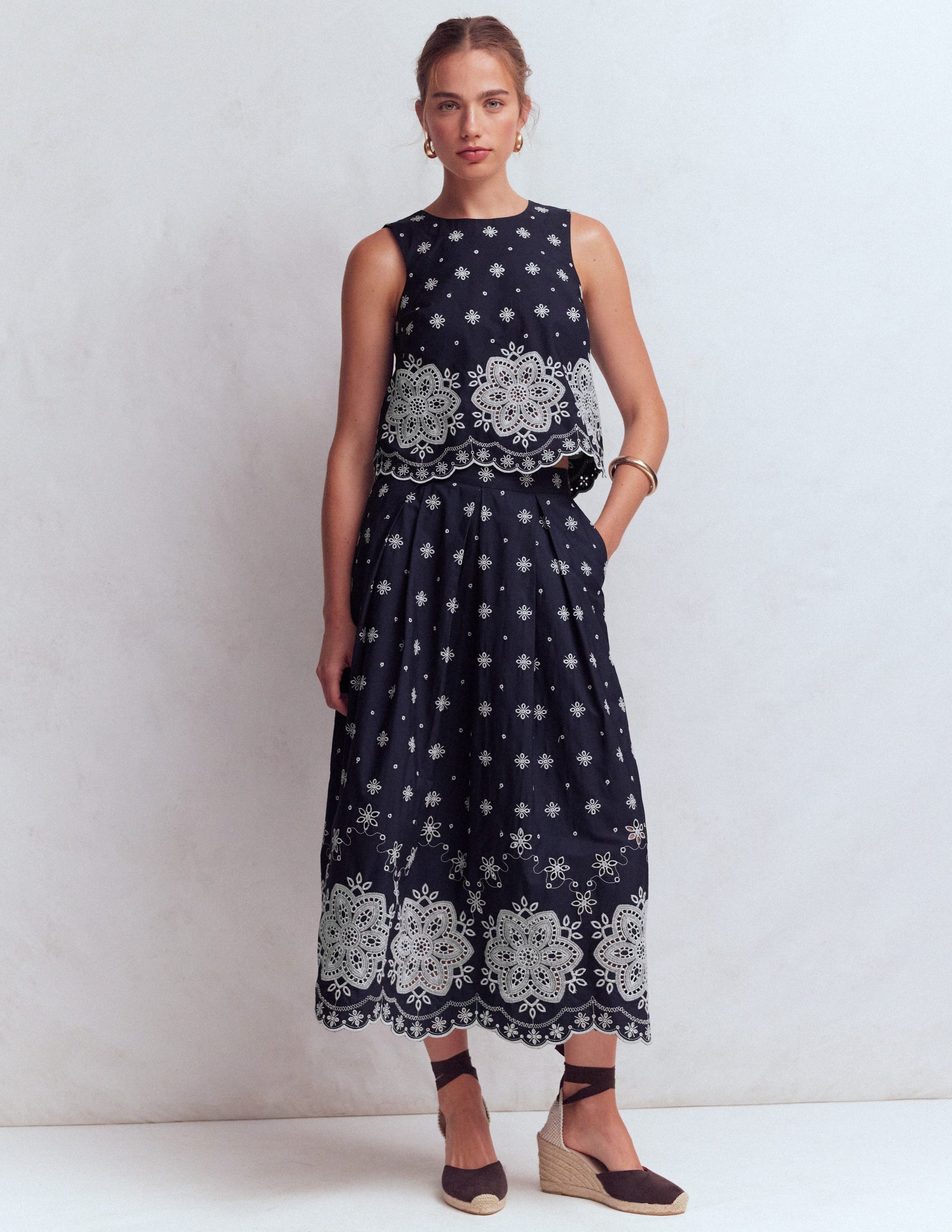 Verity Popeline-Rock mit Lochstickerei-Marineblau, Lochstickerei-5