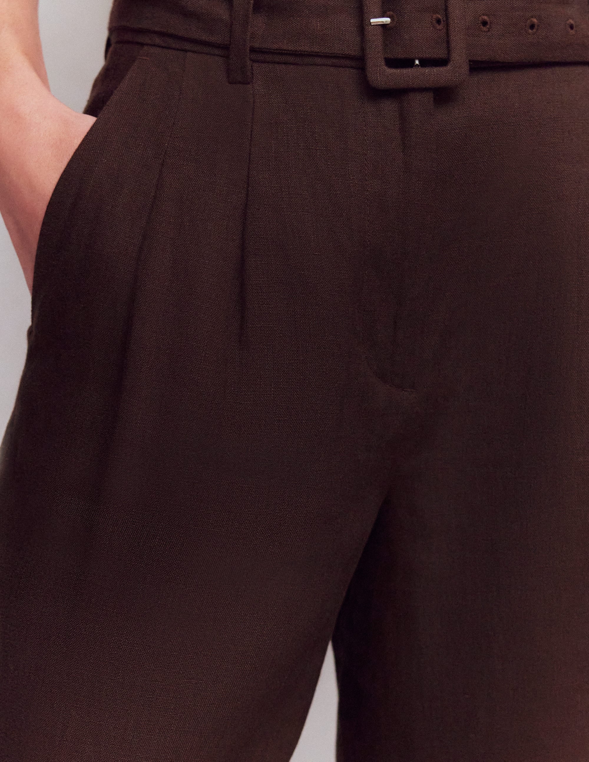 Chelsea Leinenshorts mit Gürtel-Bitterschokolade - Image 3