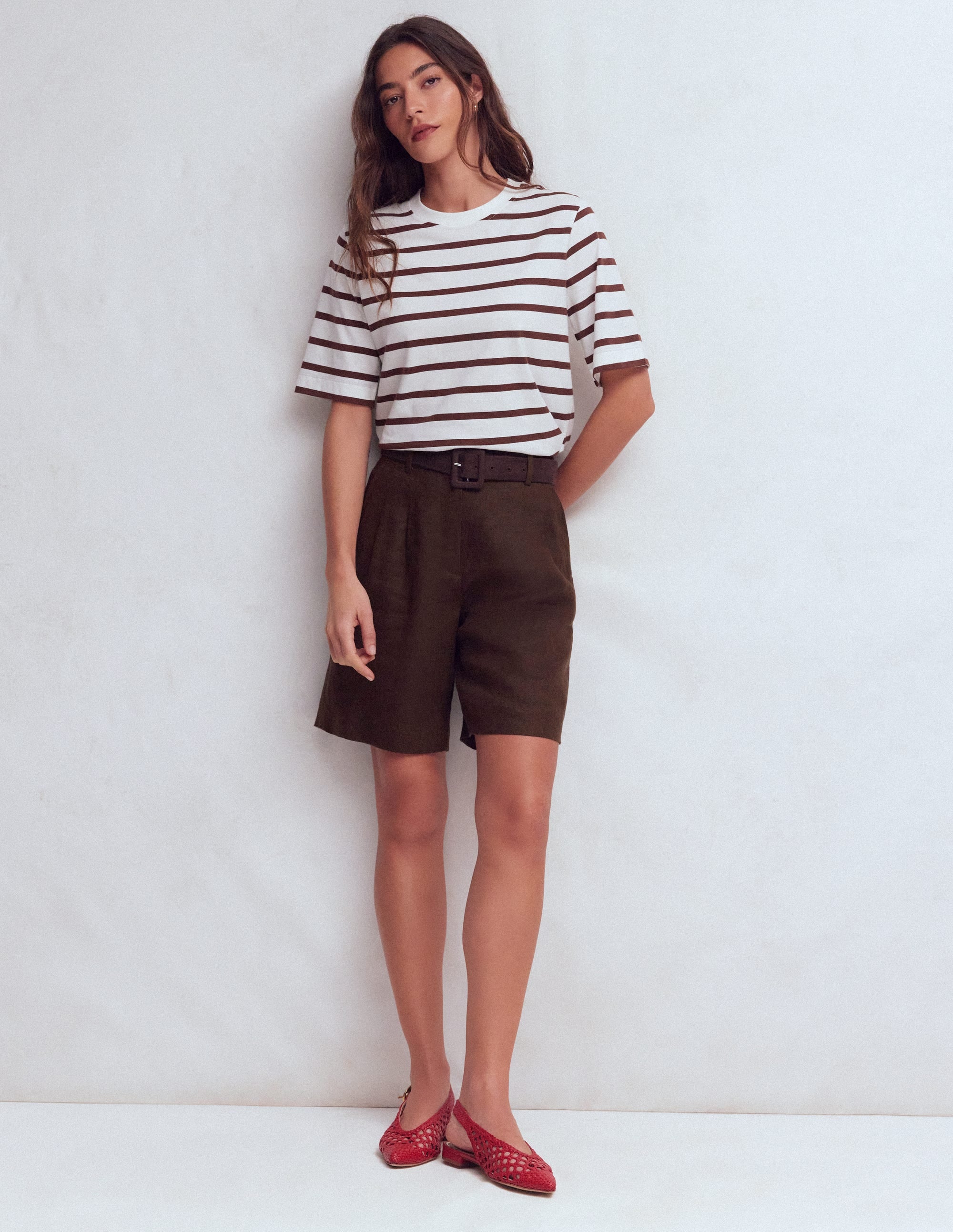 Chelsea Leinenshorts mit Gürtel-Bitterschokolade - Image 5
