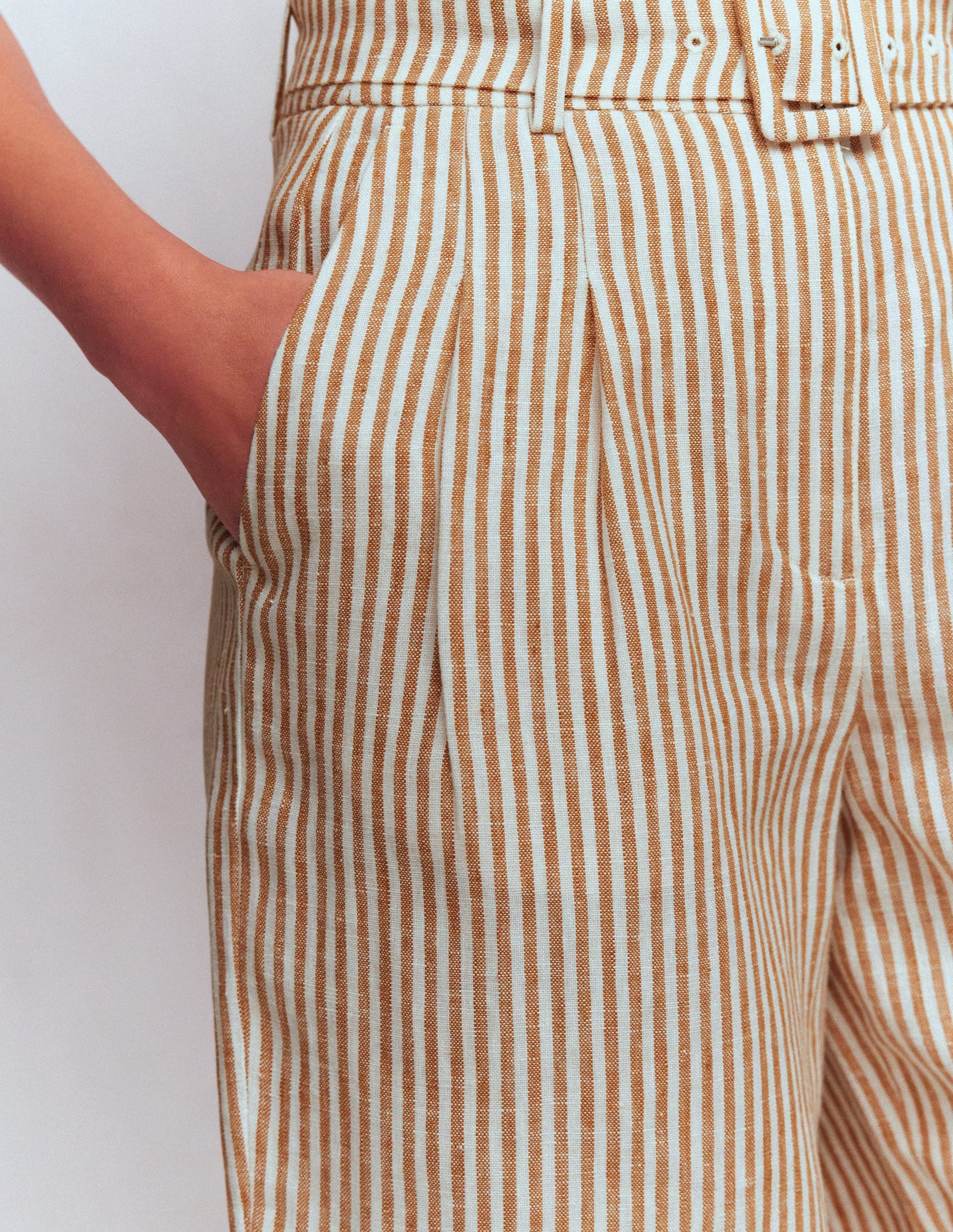 Chelsea Leinenshorts mit Gürtel-Braun, Naturweiß Drillich Streifen-2