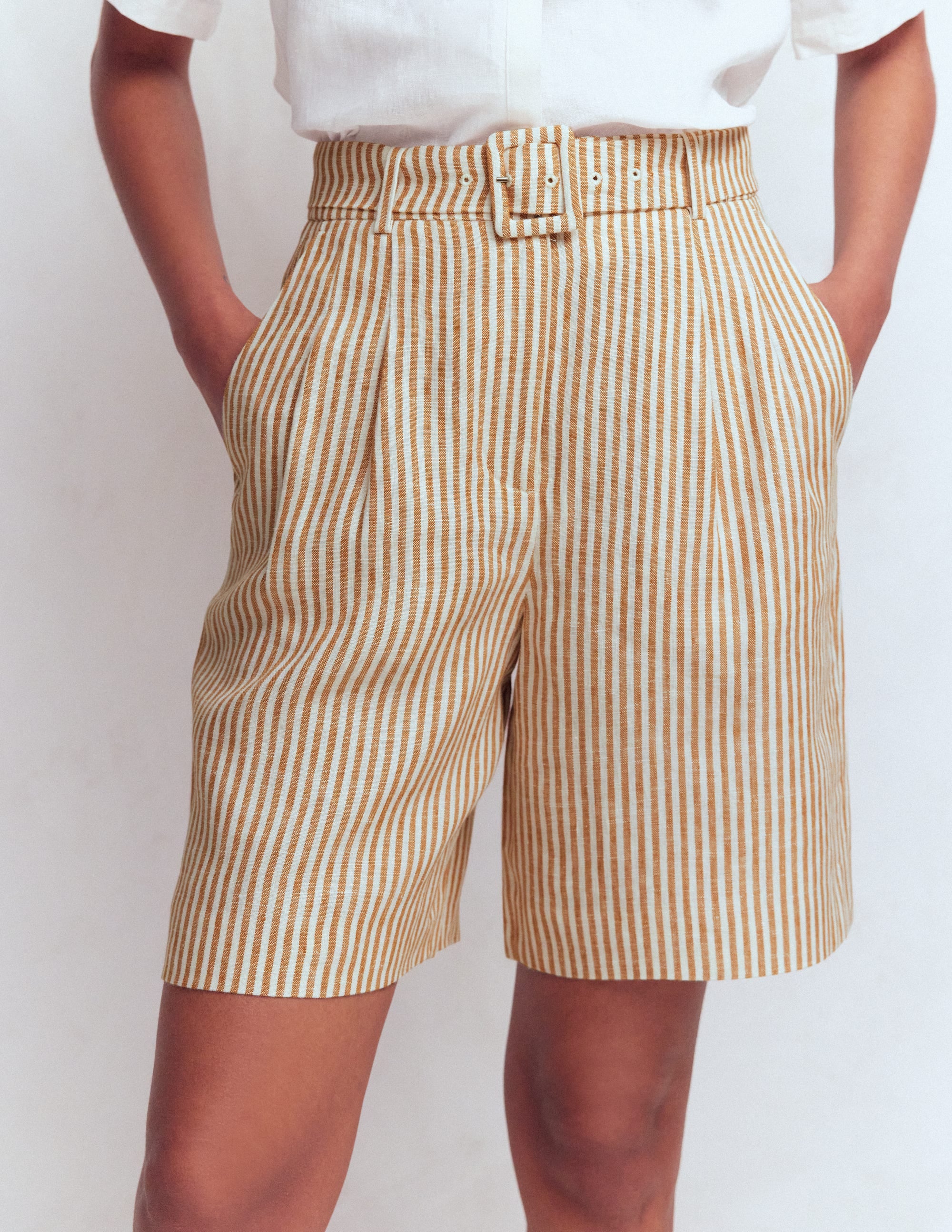 Chelsea Leinenshorts mit Gürtel-Braun, Naturweiß Drillich Streifen - Image 4