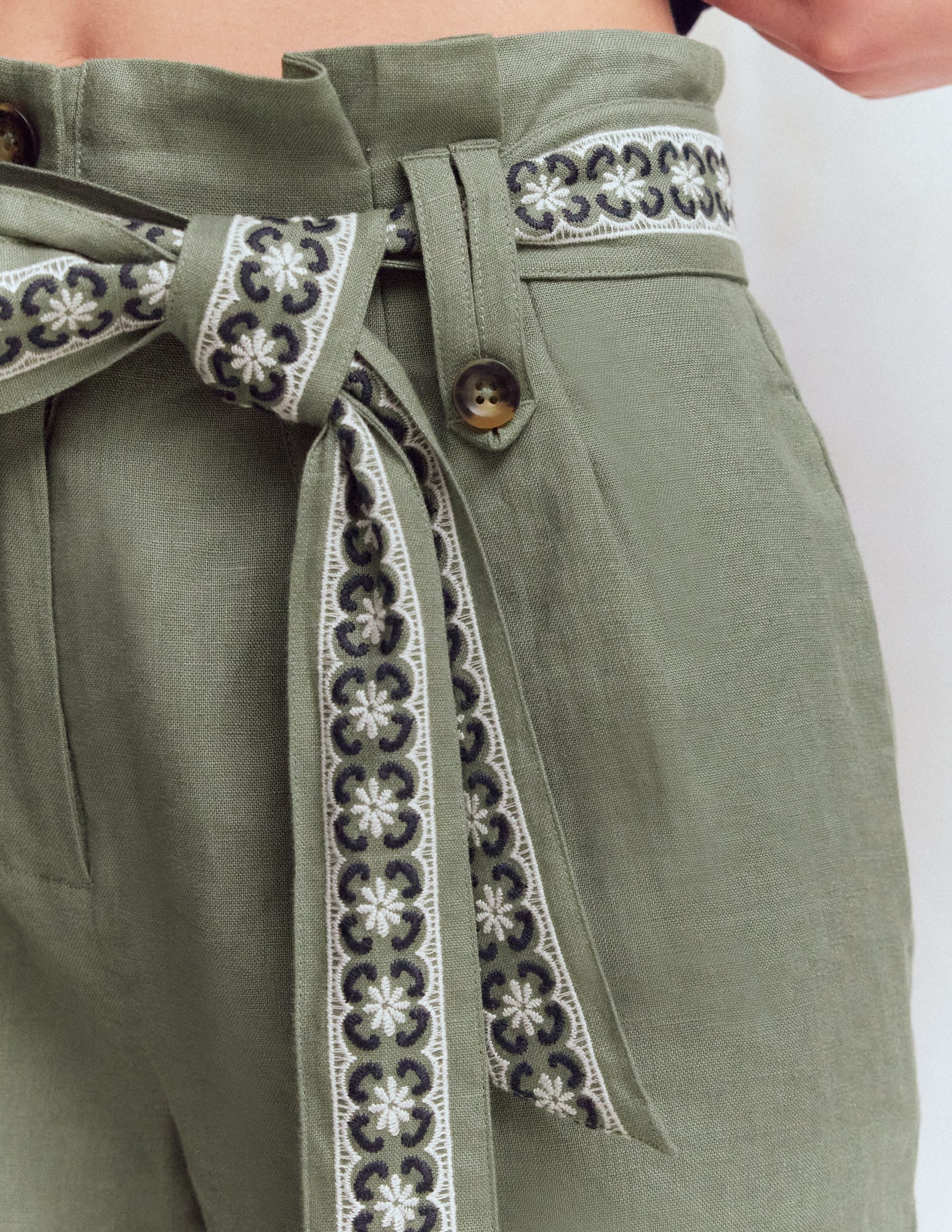Paperbag-Leinenshorts mit Gürtel-Grün Grau Stickerei - Image 2