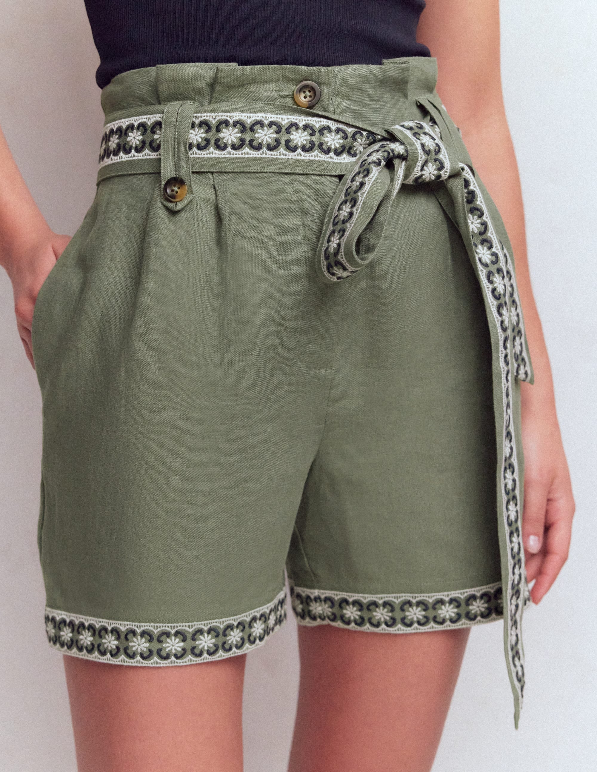 Paperbag-Leinenshorts mit Gürtel-Grün Grau Stickerei - Image 4