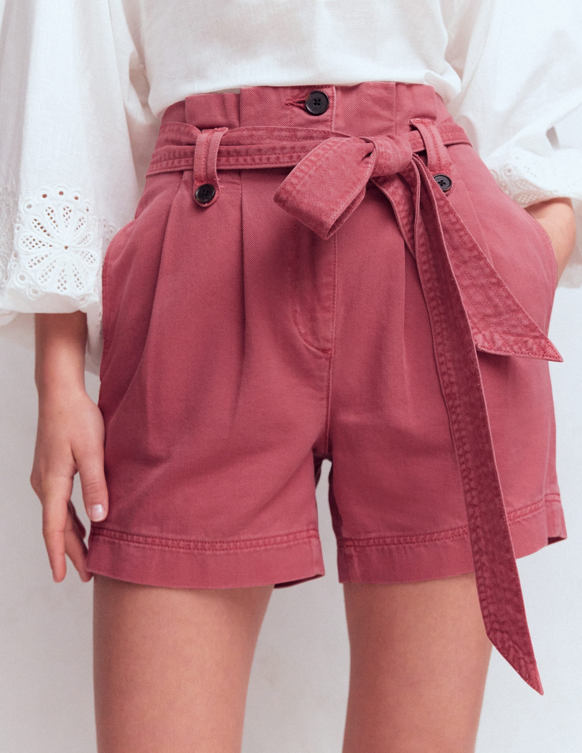 Paperbag-Leinenshorts mit Gürtel-Kirschrot - Image 4
