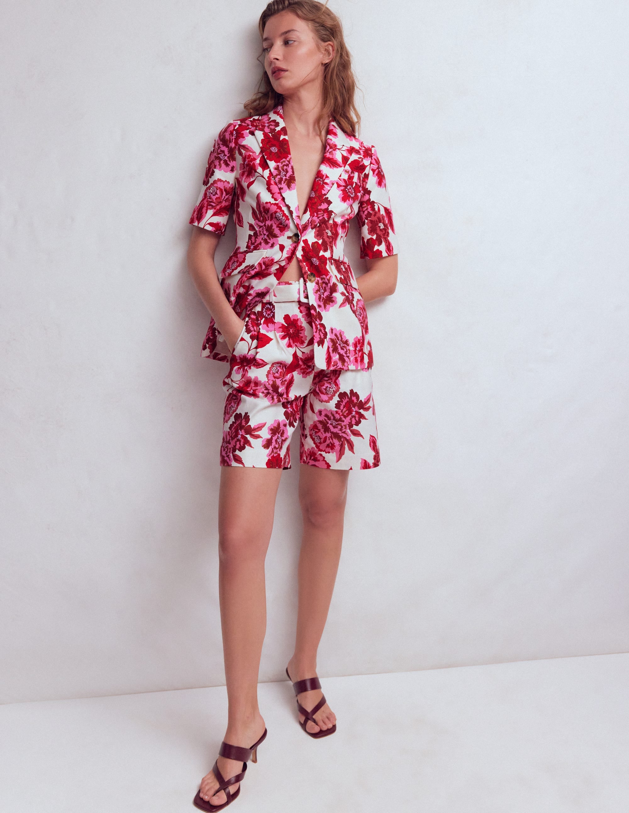 Chelsea Klassisch geschneiderte Shorts mit Gürtel-Sangria Sunset Pink, Blumenmuster - Image 1