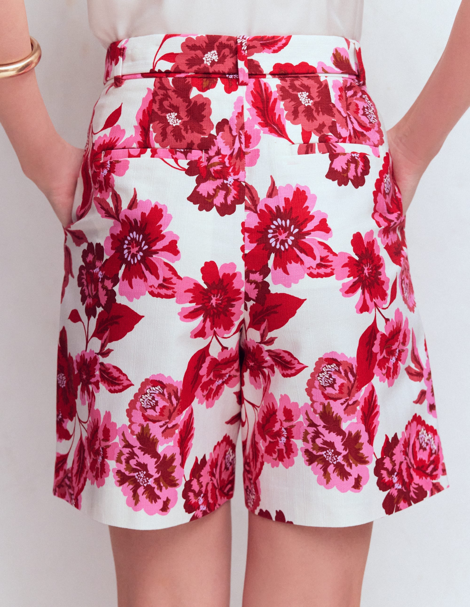 Chelsea Klassisch geschneiderte Shorts mit Gürtel-Sangria Sunset Pink, Blumenmuster - Image 3