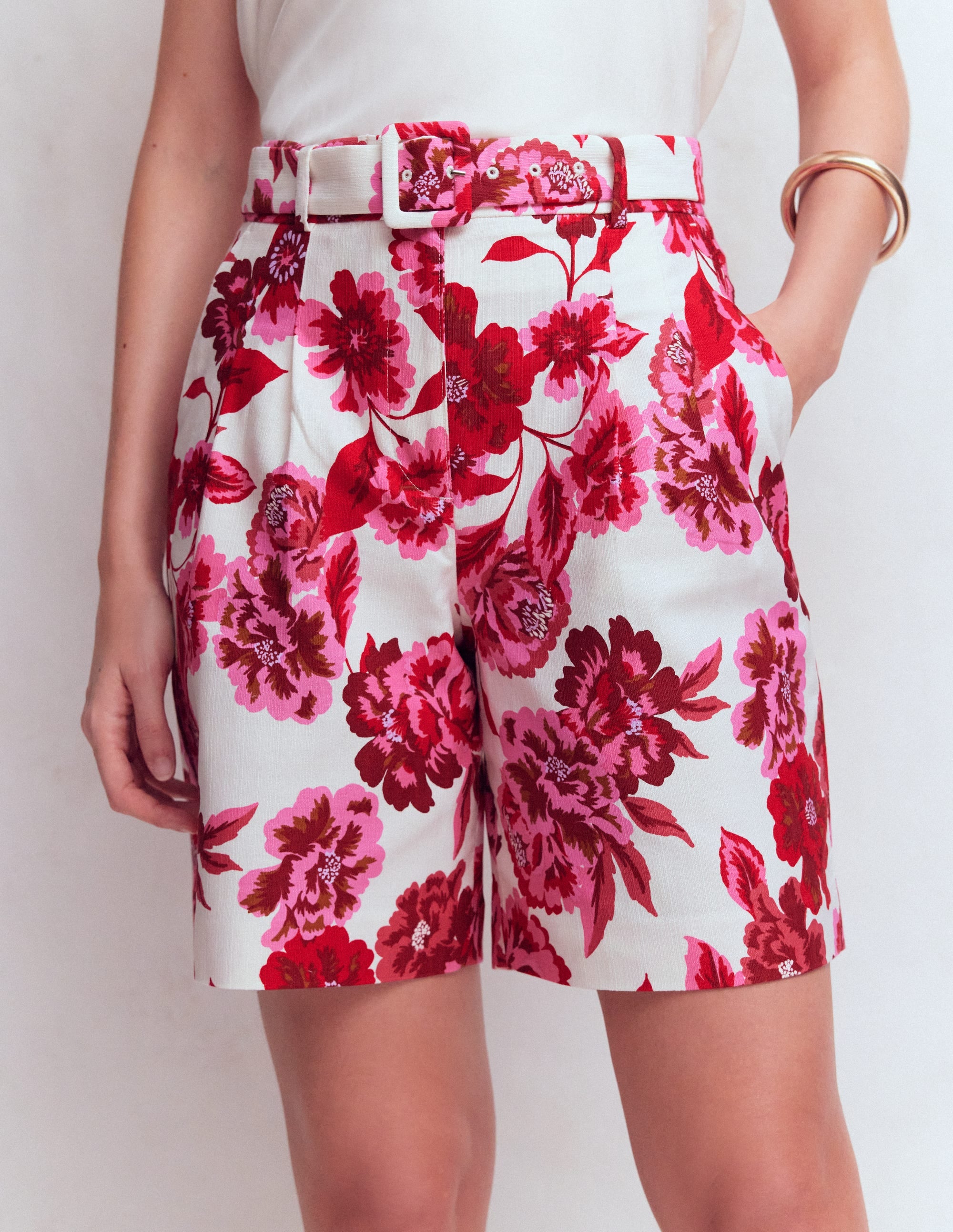 Chelsea Klassisch geschneiderte Shorts mit Gürtel-Sangria Sunset Pink, Blumenmuster - Image 5