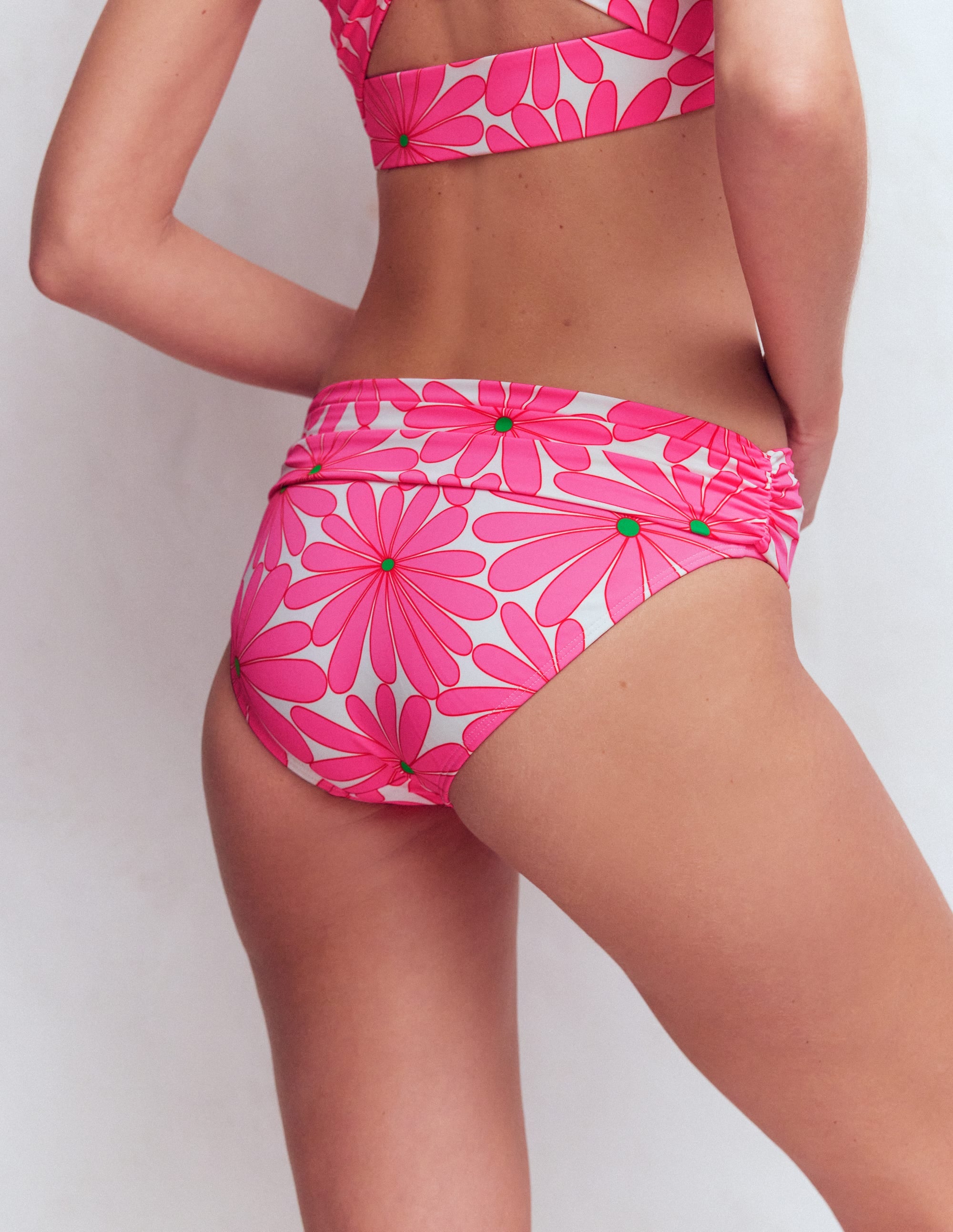 Klassische Bikinihose mit umgeschlagenem Bund-Sangria Sonnenuntergang, Gänseblümchenblüte - Image 3