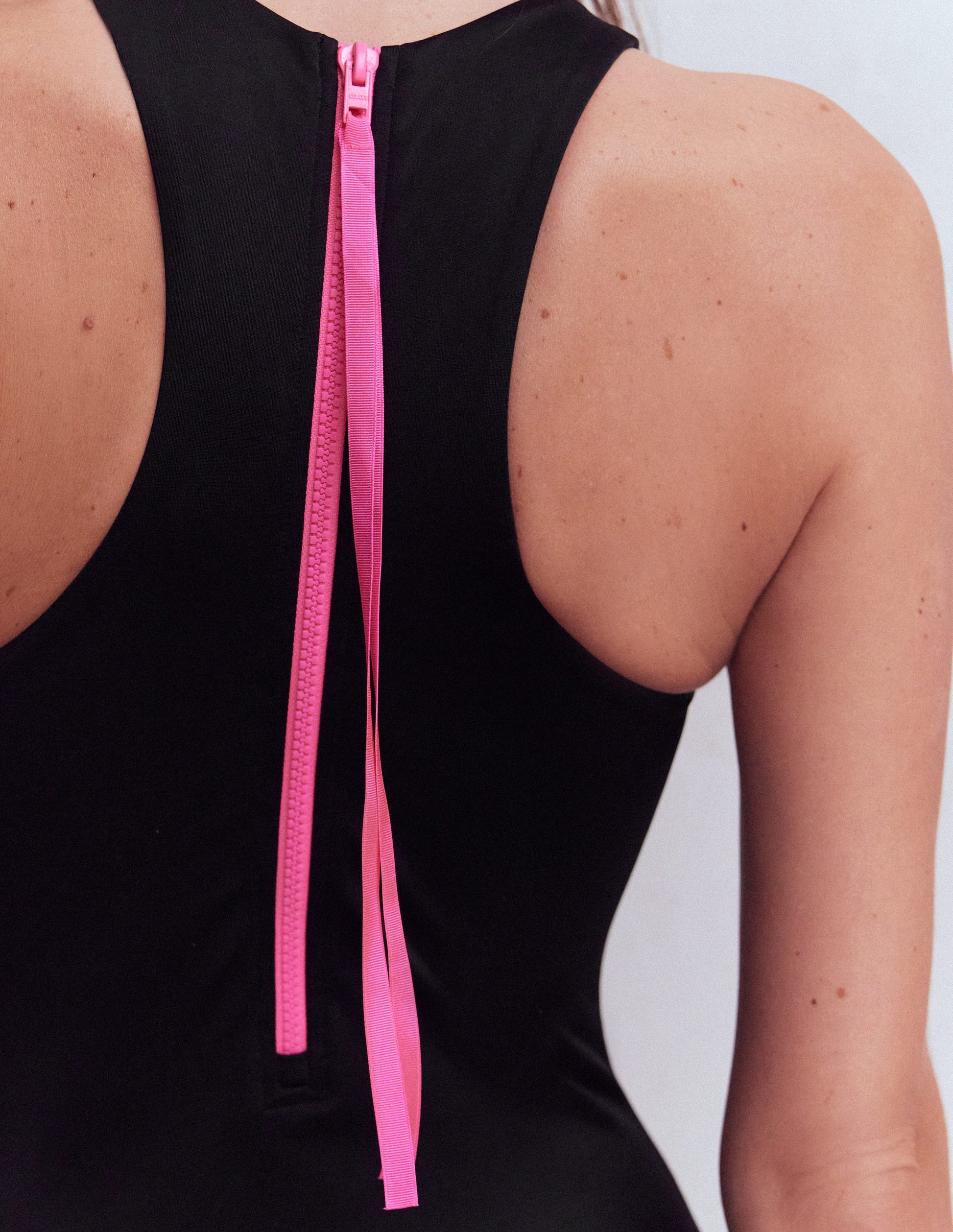 Sportlicher Badeanzug mit Paspel-Schwarz-2